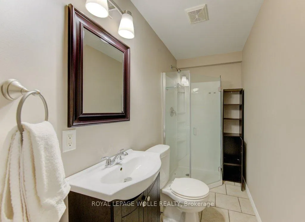 Photo 32 of 23 Michelle Court, Kitchener — HOMEH