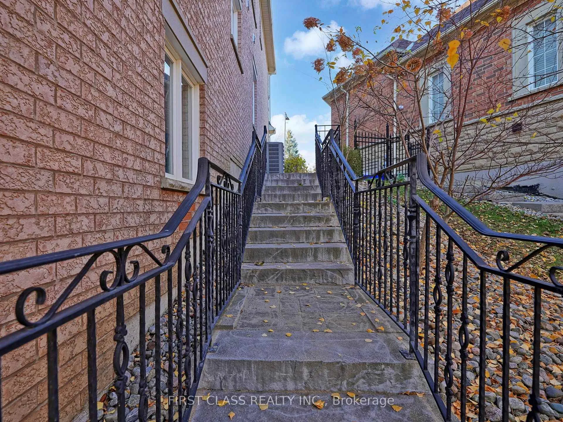 Photo 49 of 99 Rivermill Crescent, Vaughan, Patterson — HOMEH