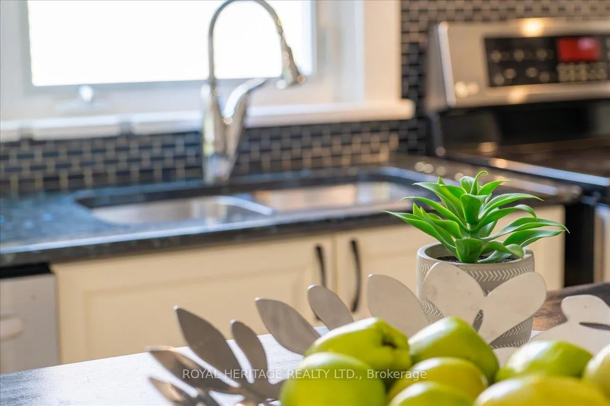 Photo 6 of 216 Gliddon Avenue, Oshawa, Central — HOMEH