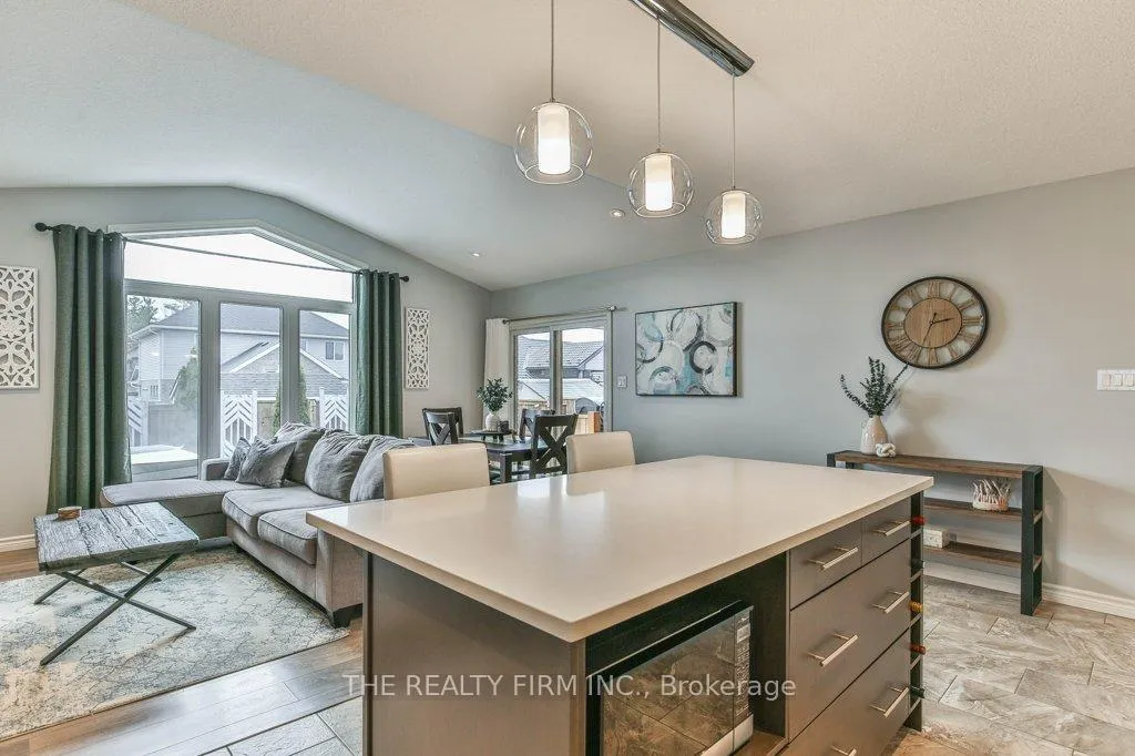 Photo 12 of 92 Westlake Drive, St. Thomas — HOMEH
