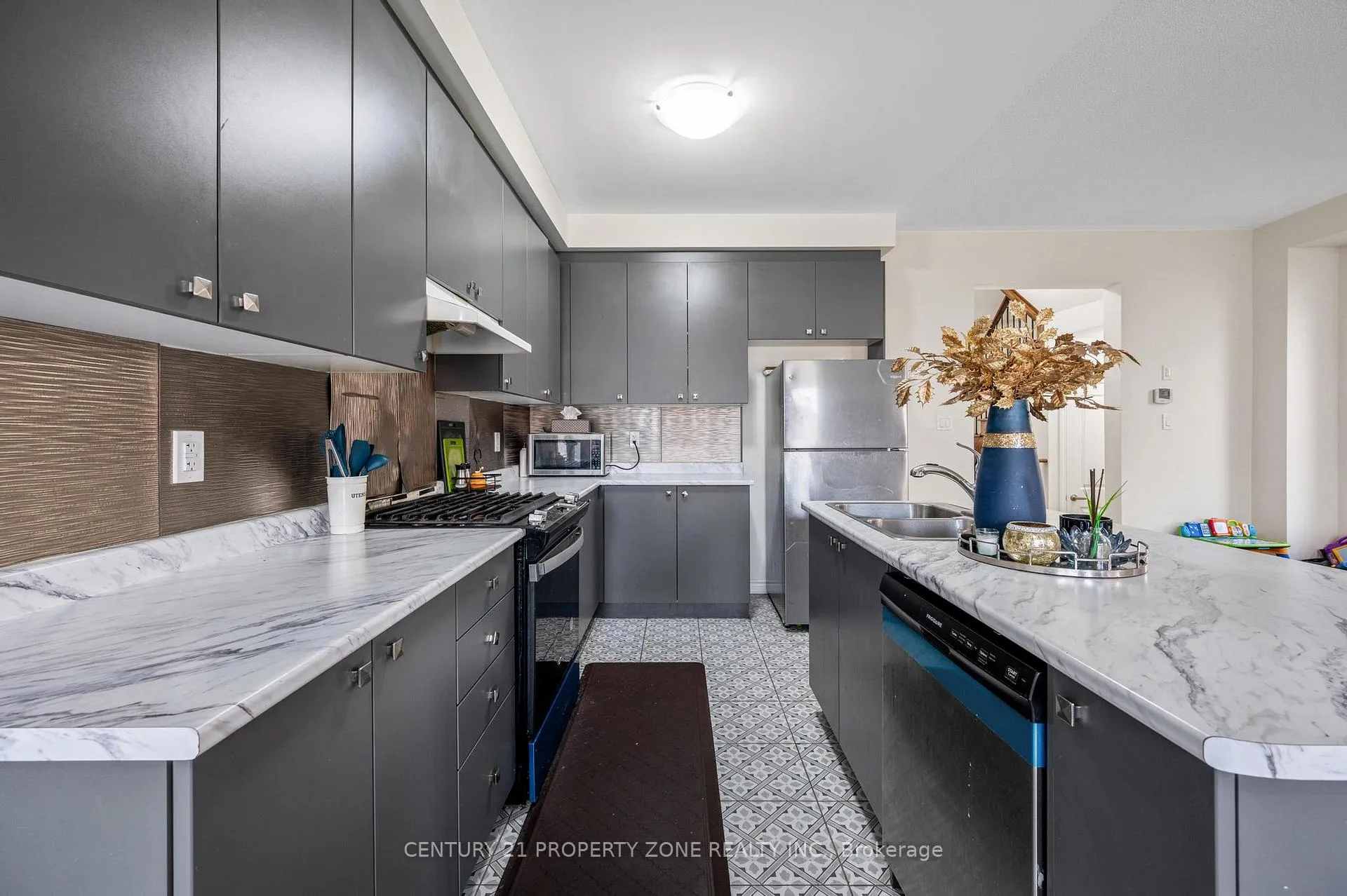 Photo 12 of 11 Hinkson Street, Whitby, Williamsburg — HOMEH