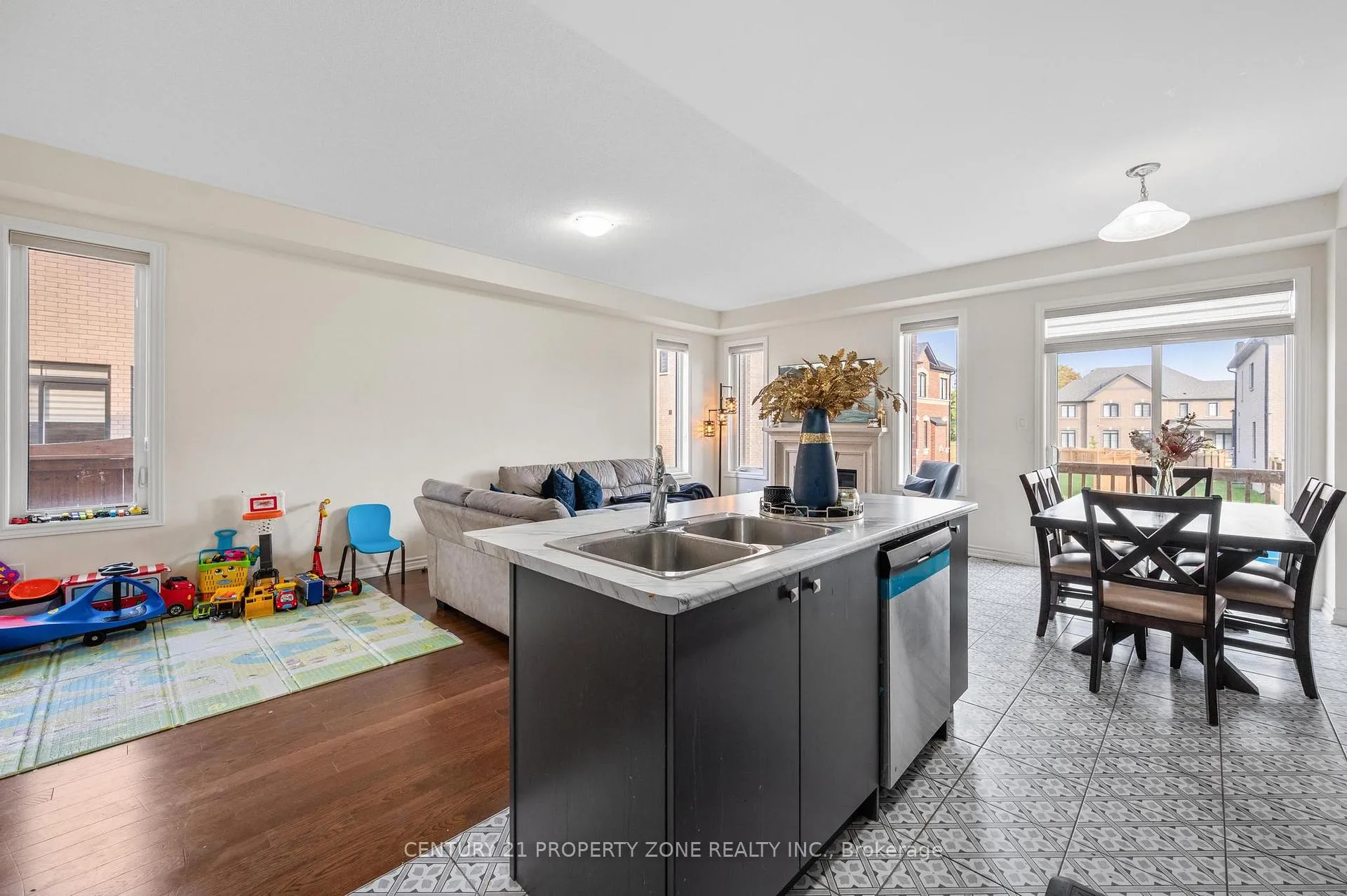 Photo 15 of 11 Hinkson Street, Whitby, Williamsburg — HOMEH