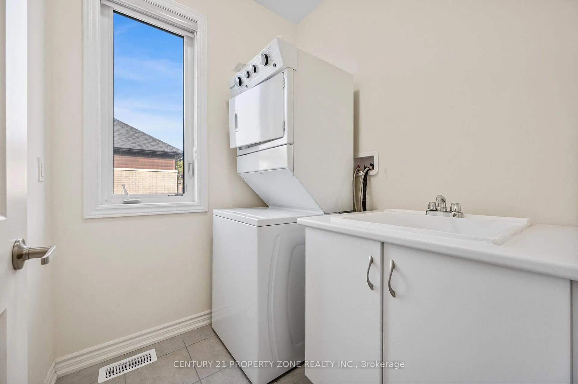 Photo 35 of 11 Hinkson Street, Whitby, Williamsburg — HOMEH