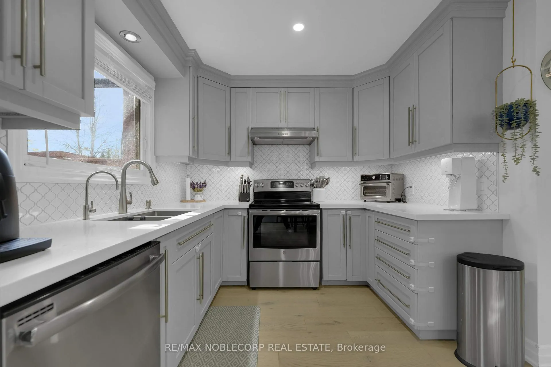 Photo 14 of 115 Aberdeen Avenue, Vaughan, East Woodbridge — HOMEH