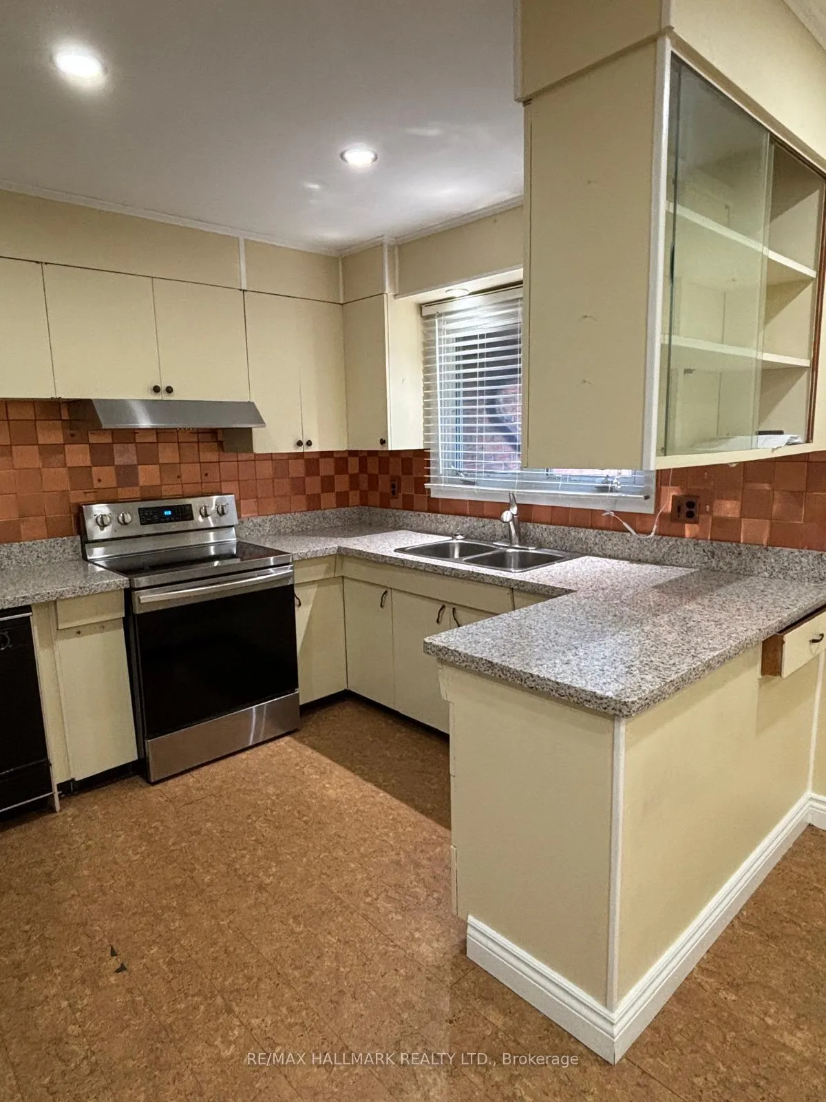 Photo 3 of 404 Glendale Avenue, Oshawa, Northglen — HOMEH