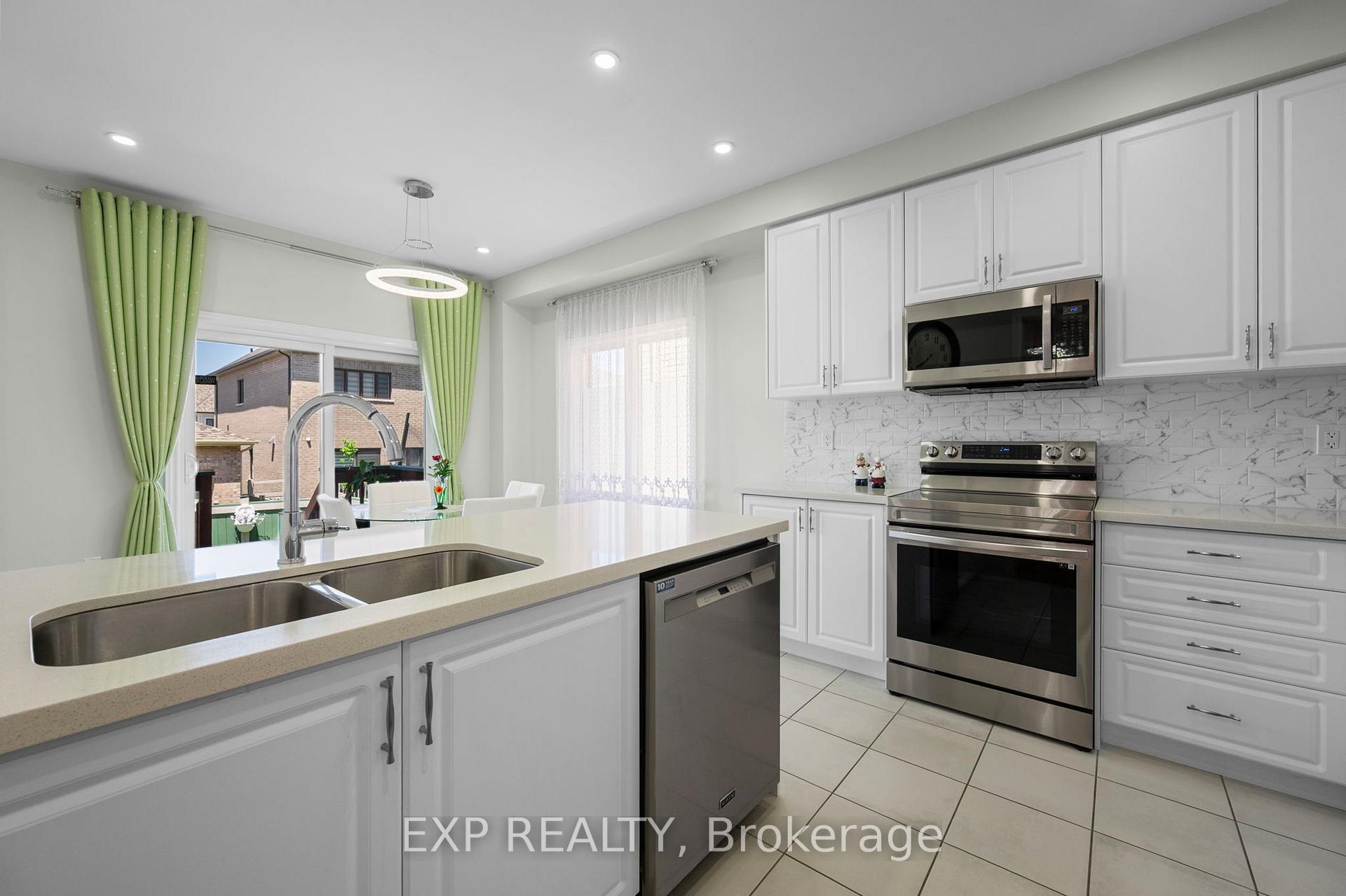 Photo 15 of 26 Pietrowski Drive, Georgina, Keswick North — HOMEH
