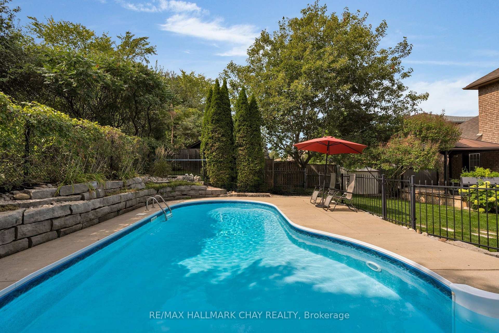 Photo 4 of 9 Crimson Ridge Road, Barrie, Bayshore — HOMEH