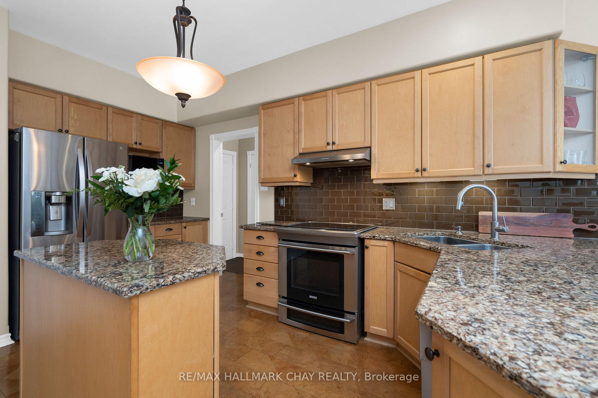 Photo 6 of 9 Crimson Ridge Road, Barrie, Bayshore — HOMEH
