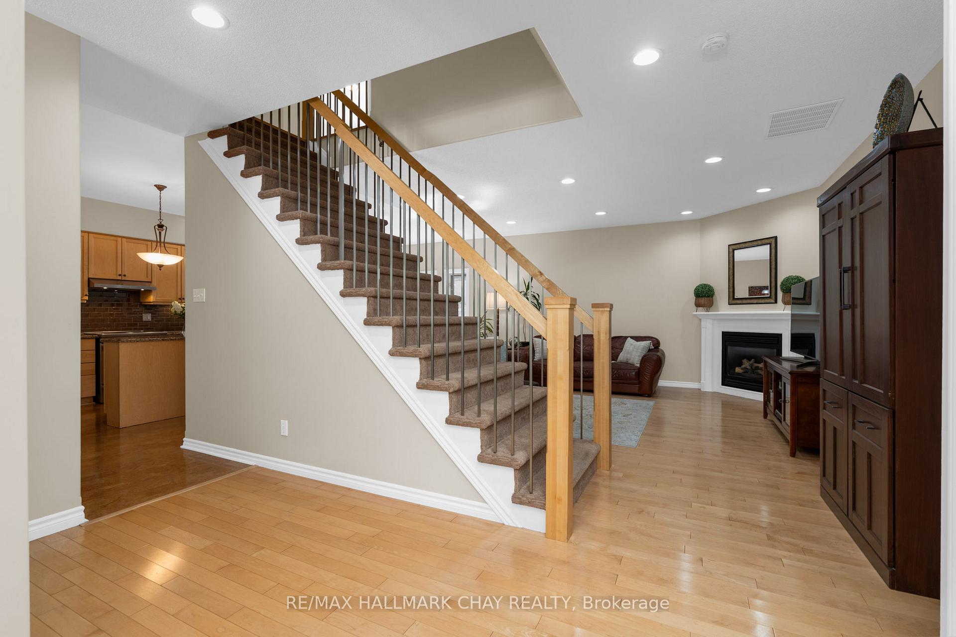 Photo 8 of 9 Crimson Ridge Road, Barrie, Bayshore — HOMEH