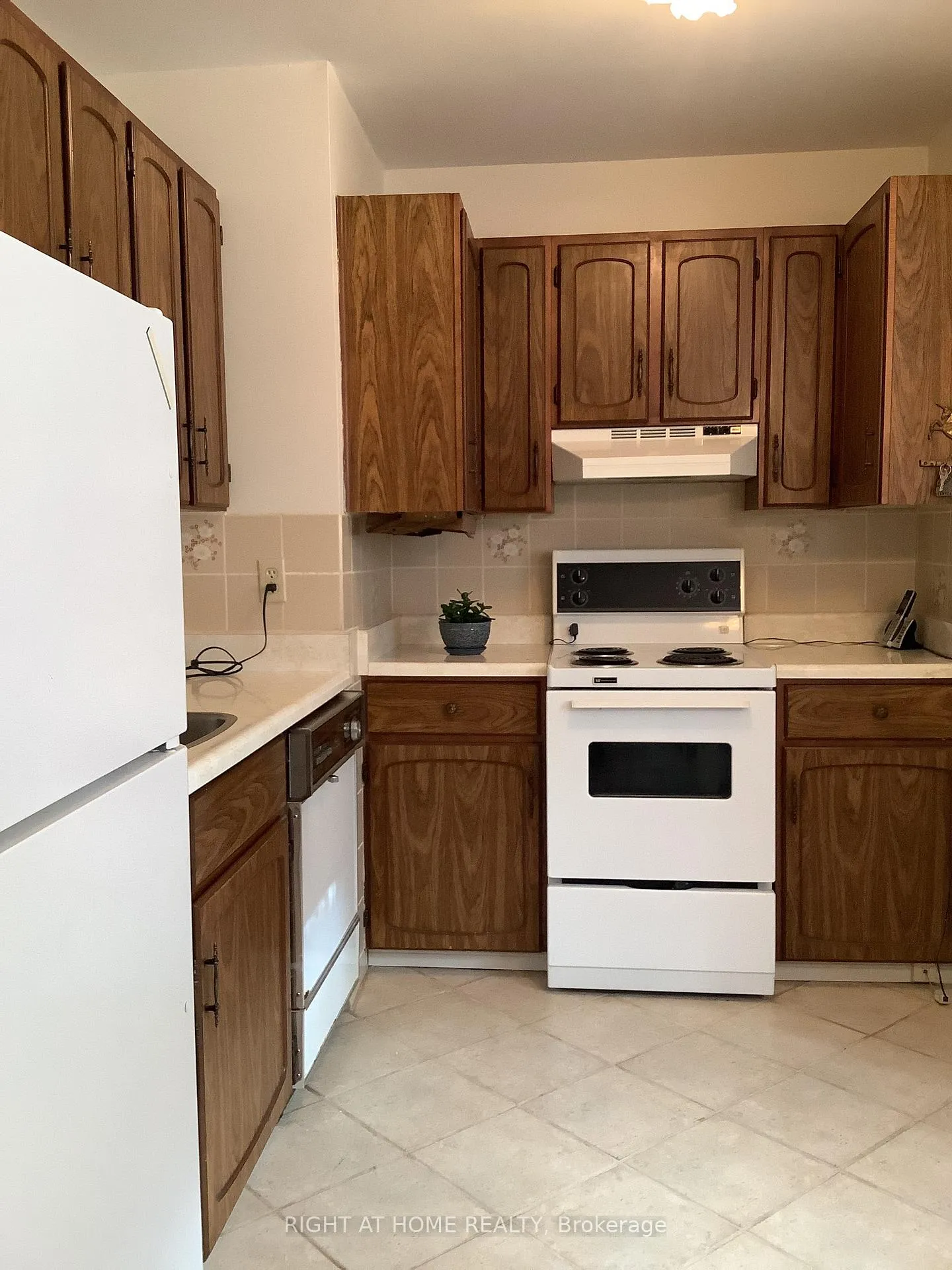 Photo 16 of 8 Davis Road, Aurora, Aurora Highlands — HOMEH