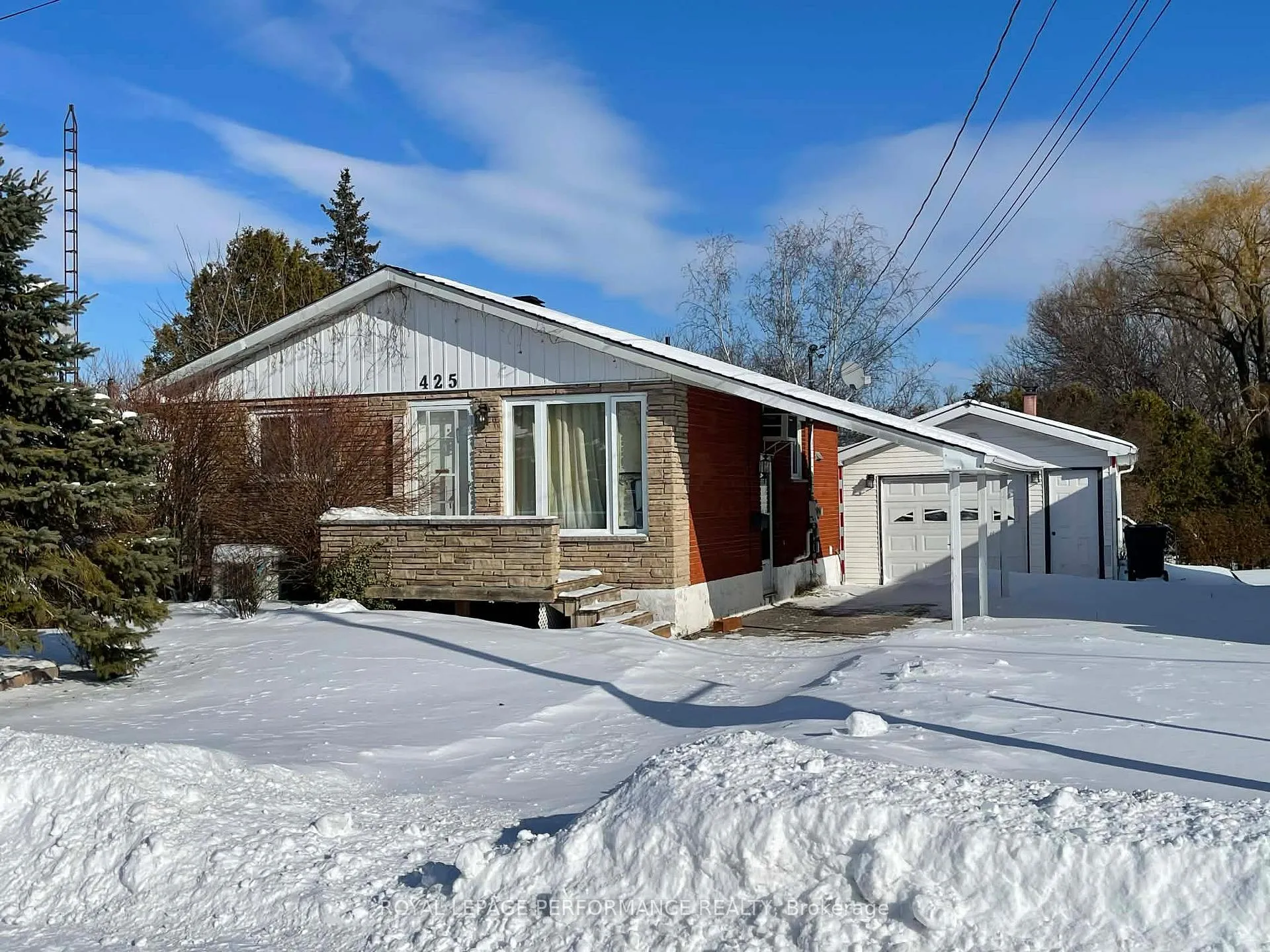 Front of 425 Dominion Street S