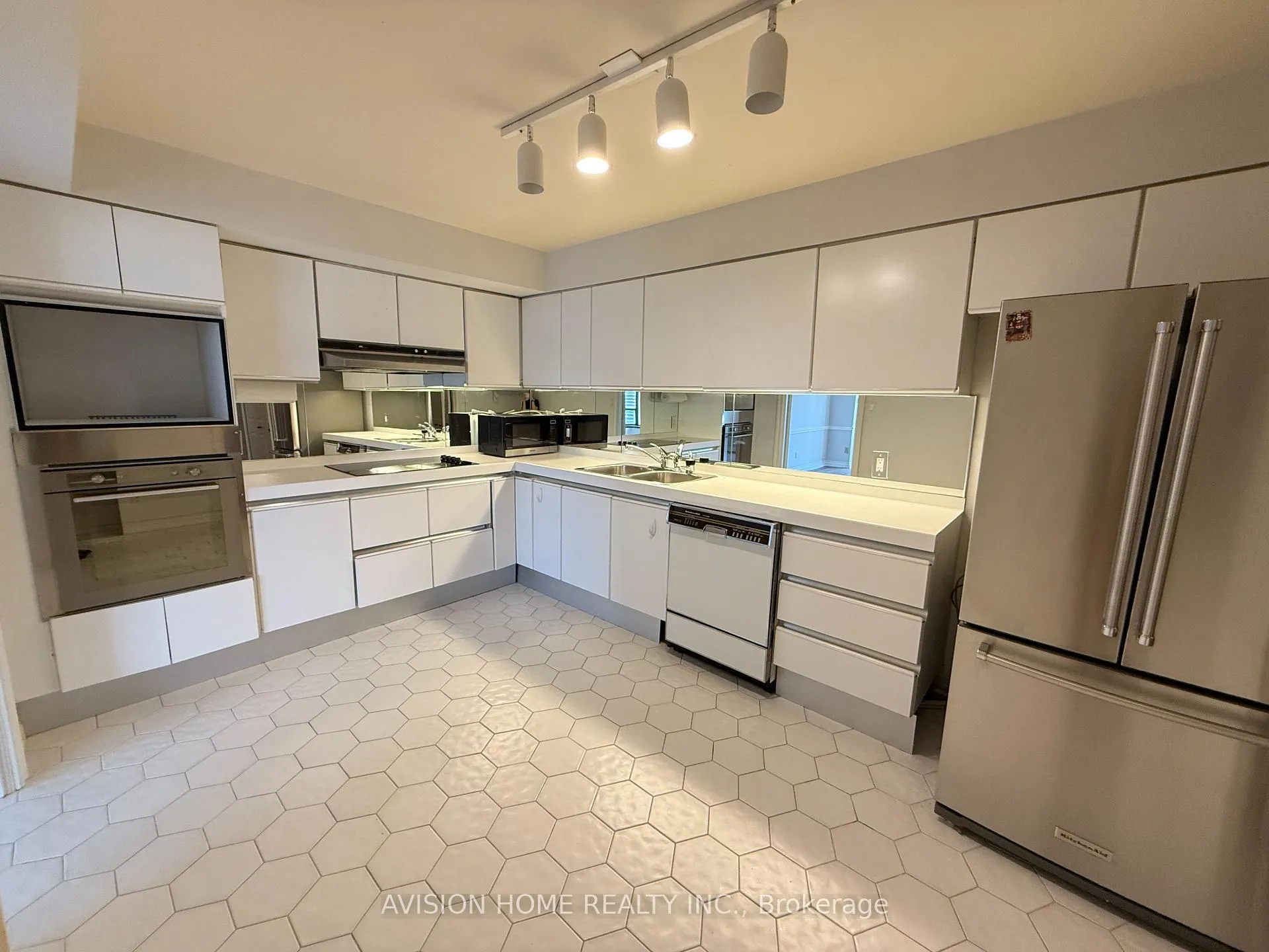 Photo 10 of Unit 1210, 175 Cumberland Street, Toronto, The Annex — HOMEH
