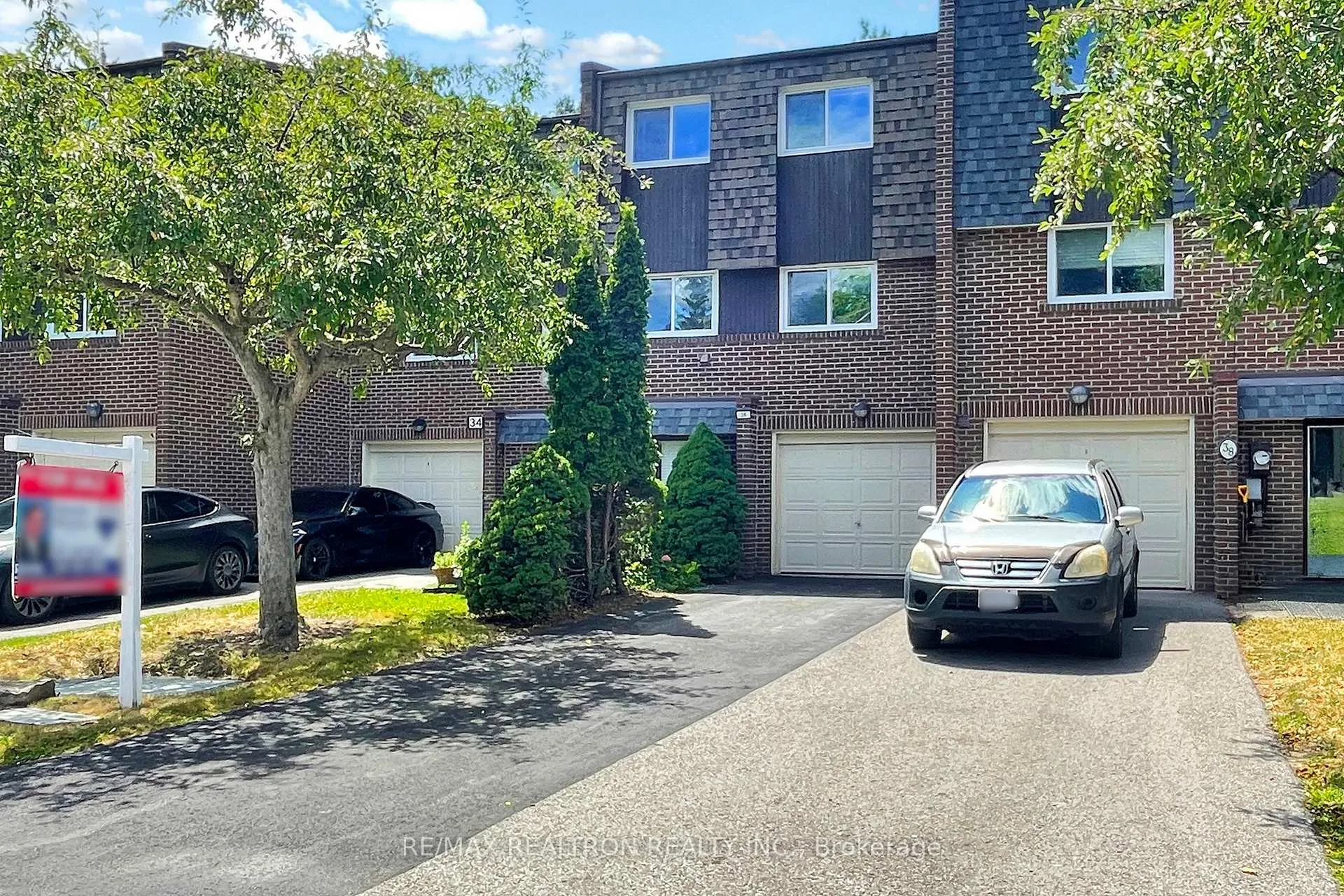 Photo 2 of 36 Windy Golfway, Toronto, Flemingdon Park — HOMEH