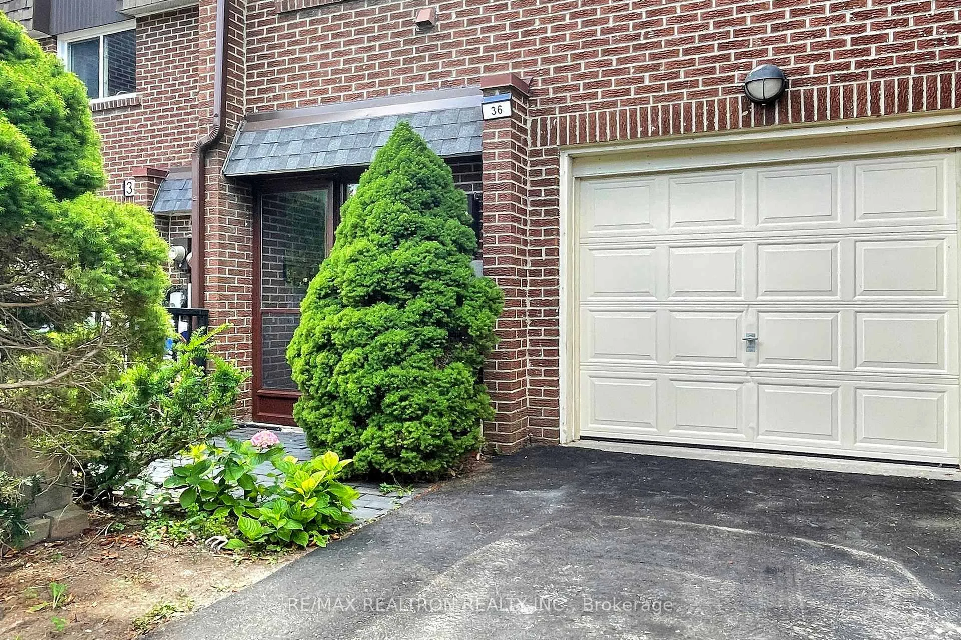 Photo 3 of 36 Windy Golfway, Toronto, Flemingdon Park — HOMEH