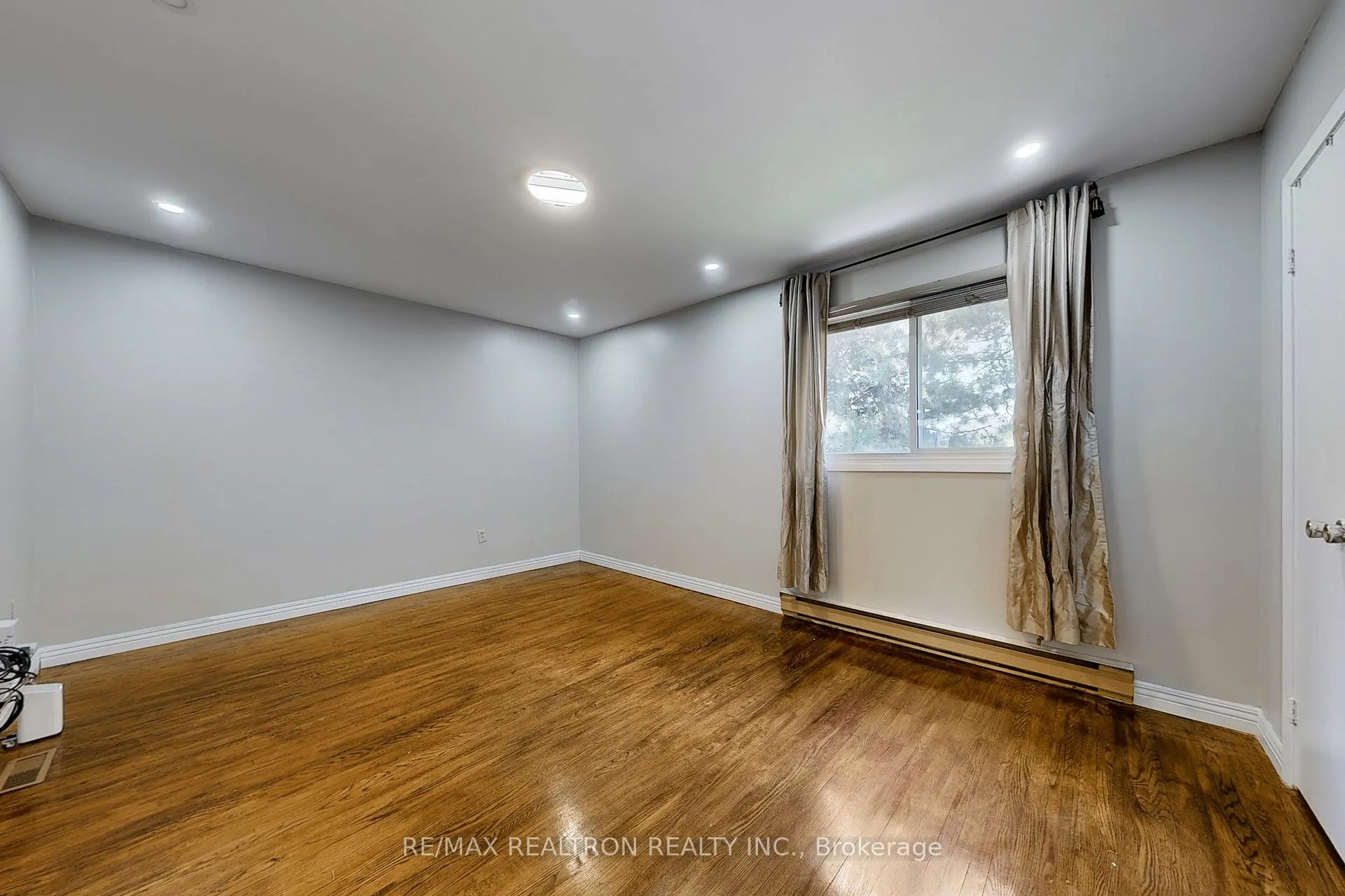 Photo 22 of 36 Windy Golfway, Toronto, Flemingdon Park — HOMEH