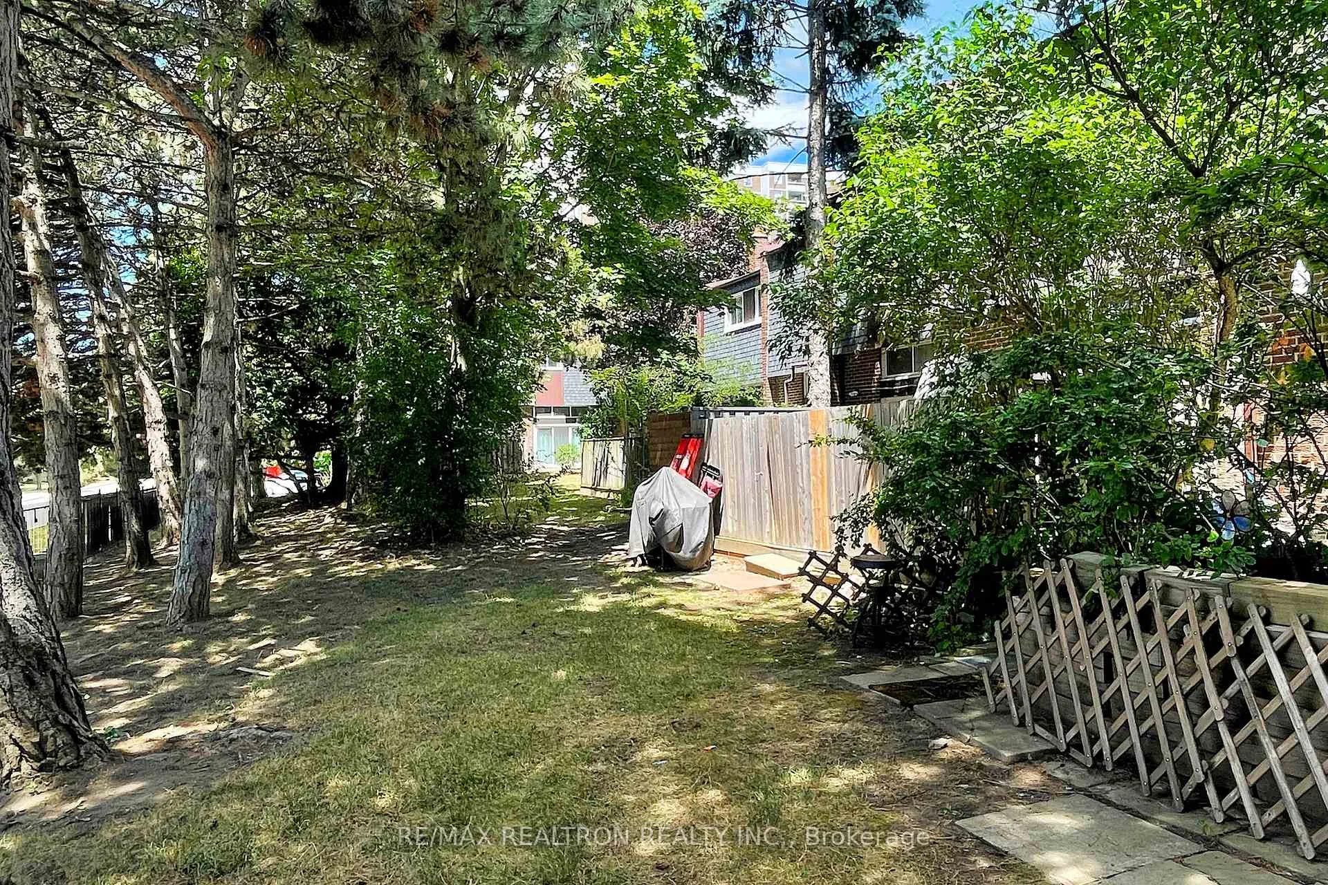 Photo 47 of 36 Windy Golfway, Toronto, Flemingdon Park — HOMEH