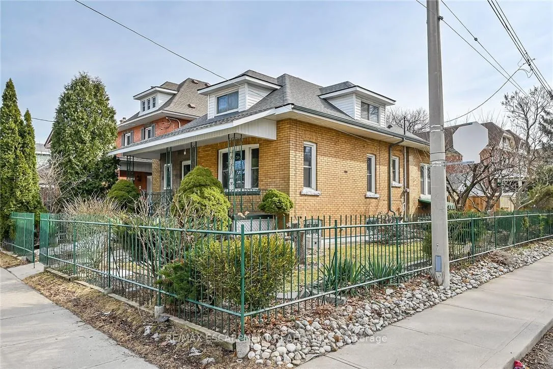 Photo 3 of 444 Maple Avenue, Hamilton, Delta — HOMEH