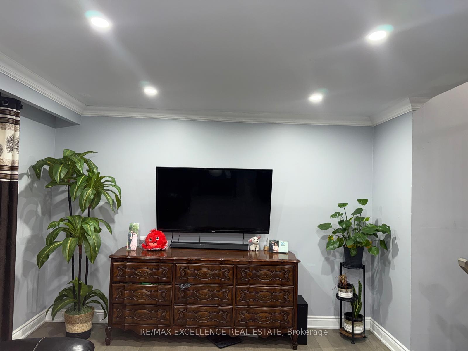 Photo 4 of 72 Rotherglen Court, Brampton, Brampton West — HOMEH