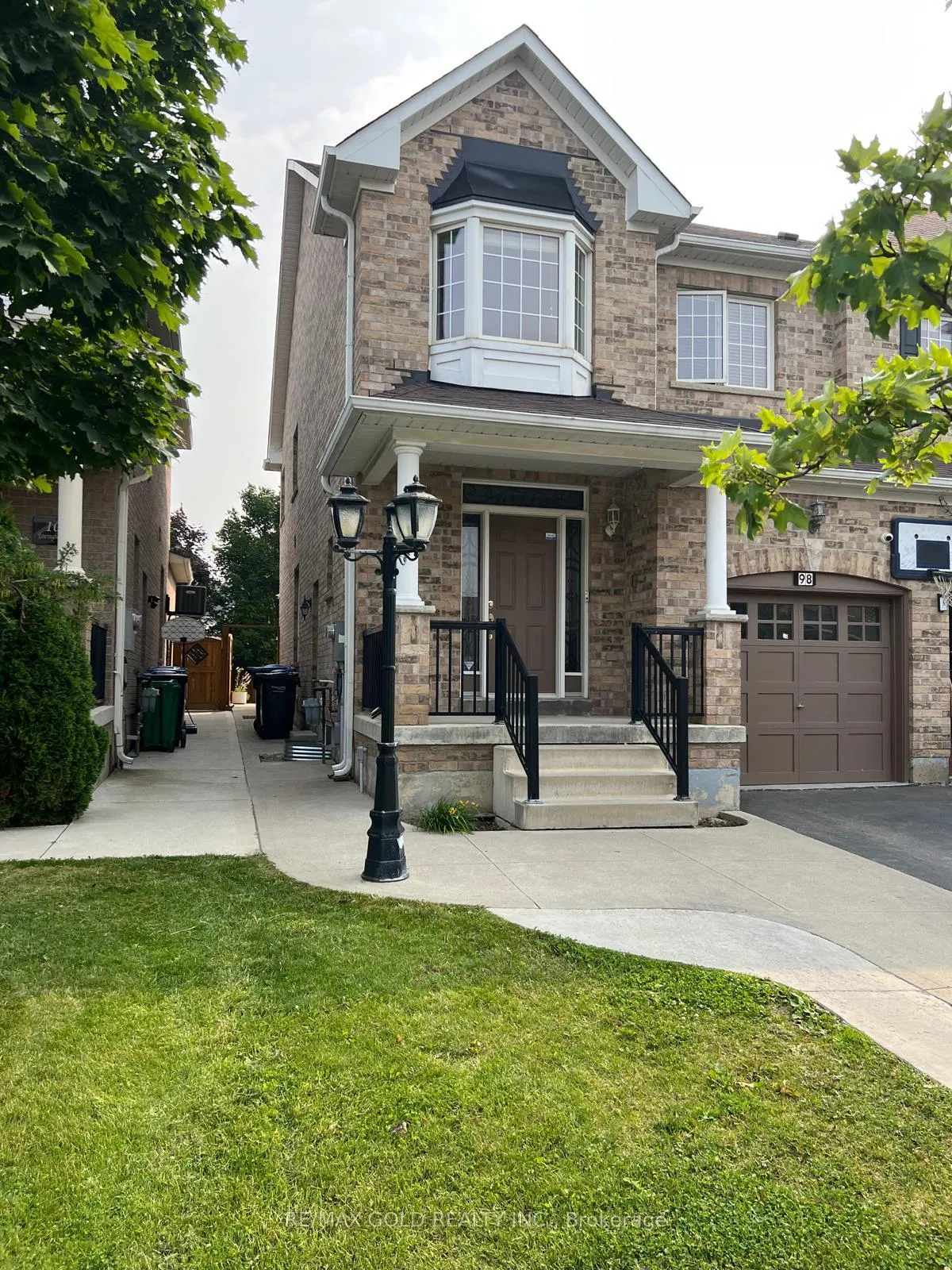 Front of 98 Everingham Circle