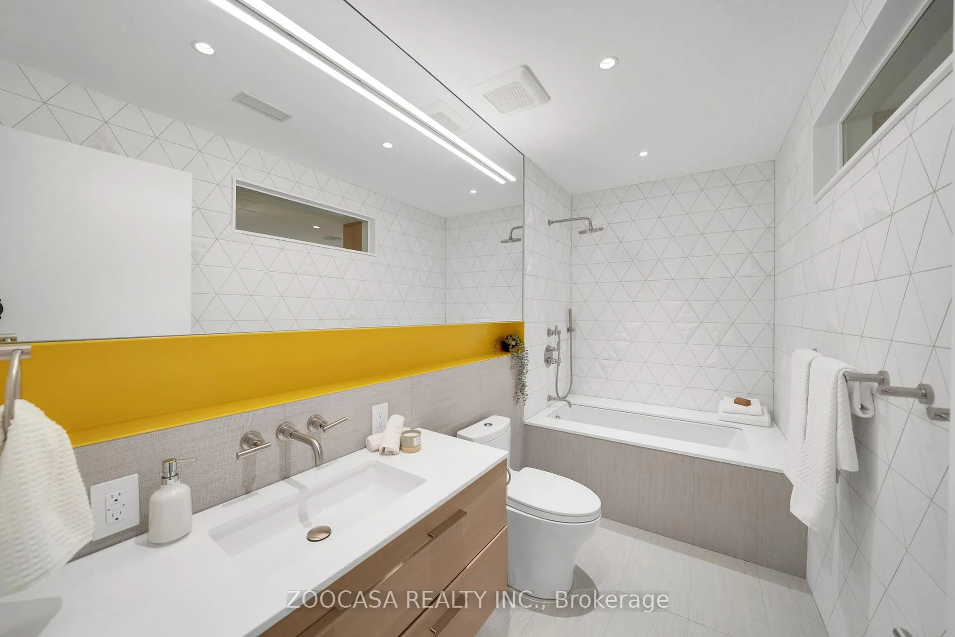 Photo 10 of 47 Roxborough Street W, Toronto, The Annex — HOMEH