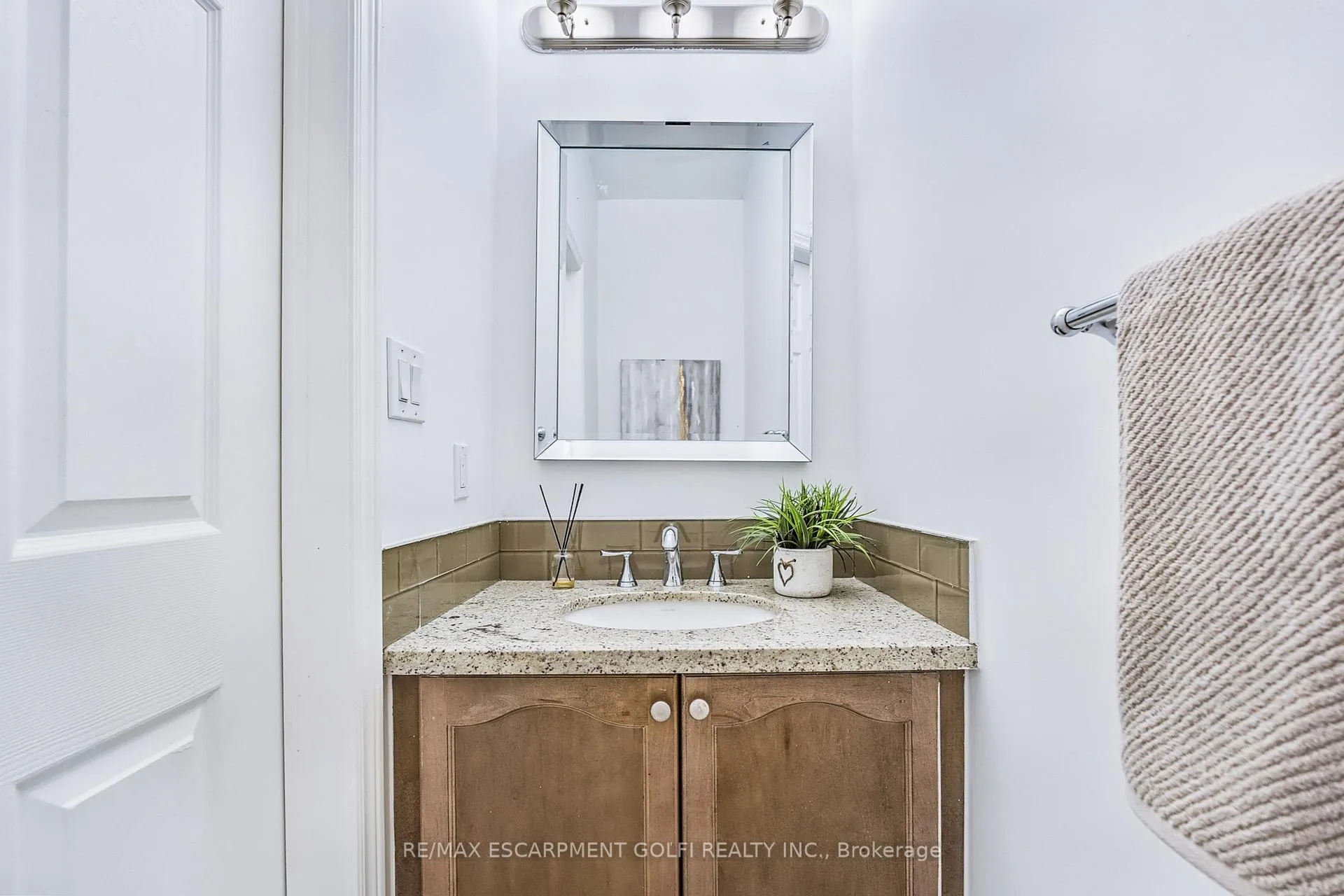 Photo 15 of 111 Galileo Drive, Hamilton, Stoney Creek — HOMEH