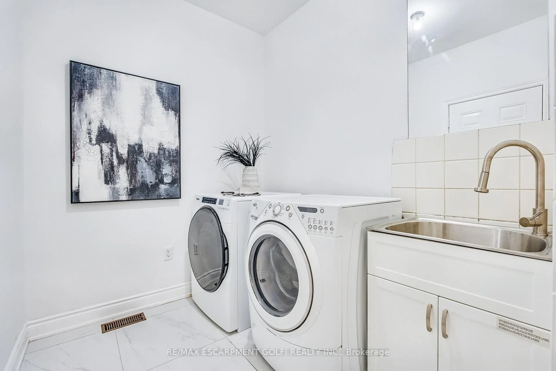 Photo 16 of 111 Galileo Drive, Hamilton, Stoney Creek — HOMEH