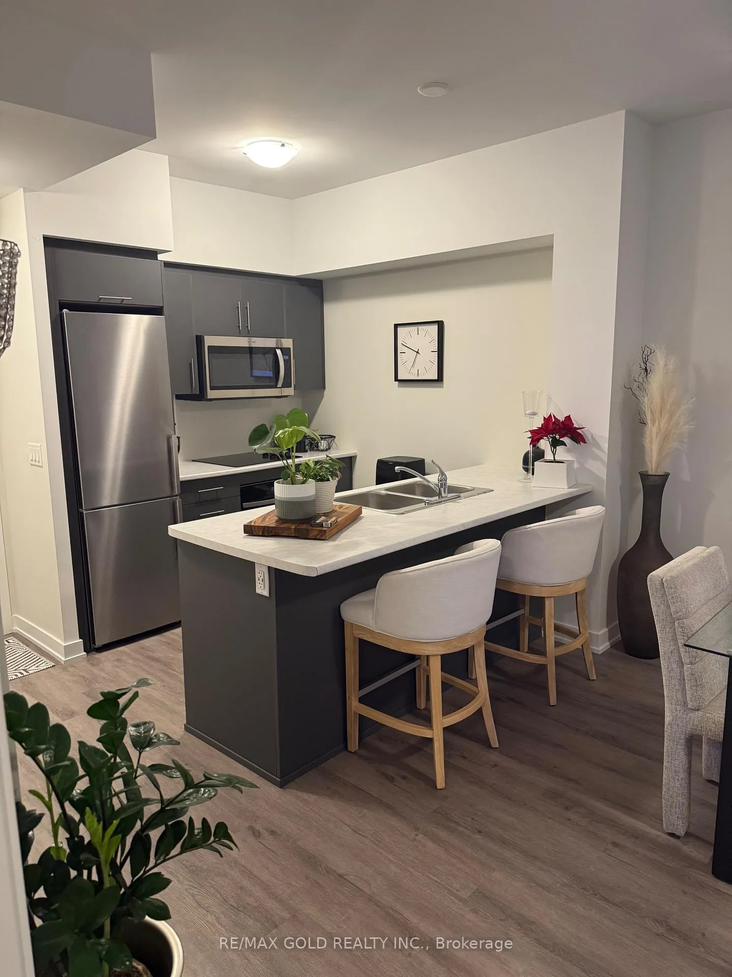Photo 9 of Unit 506, 600 North Service Road, Hamilton, Lakeshore — HOMEH