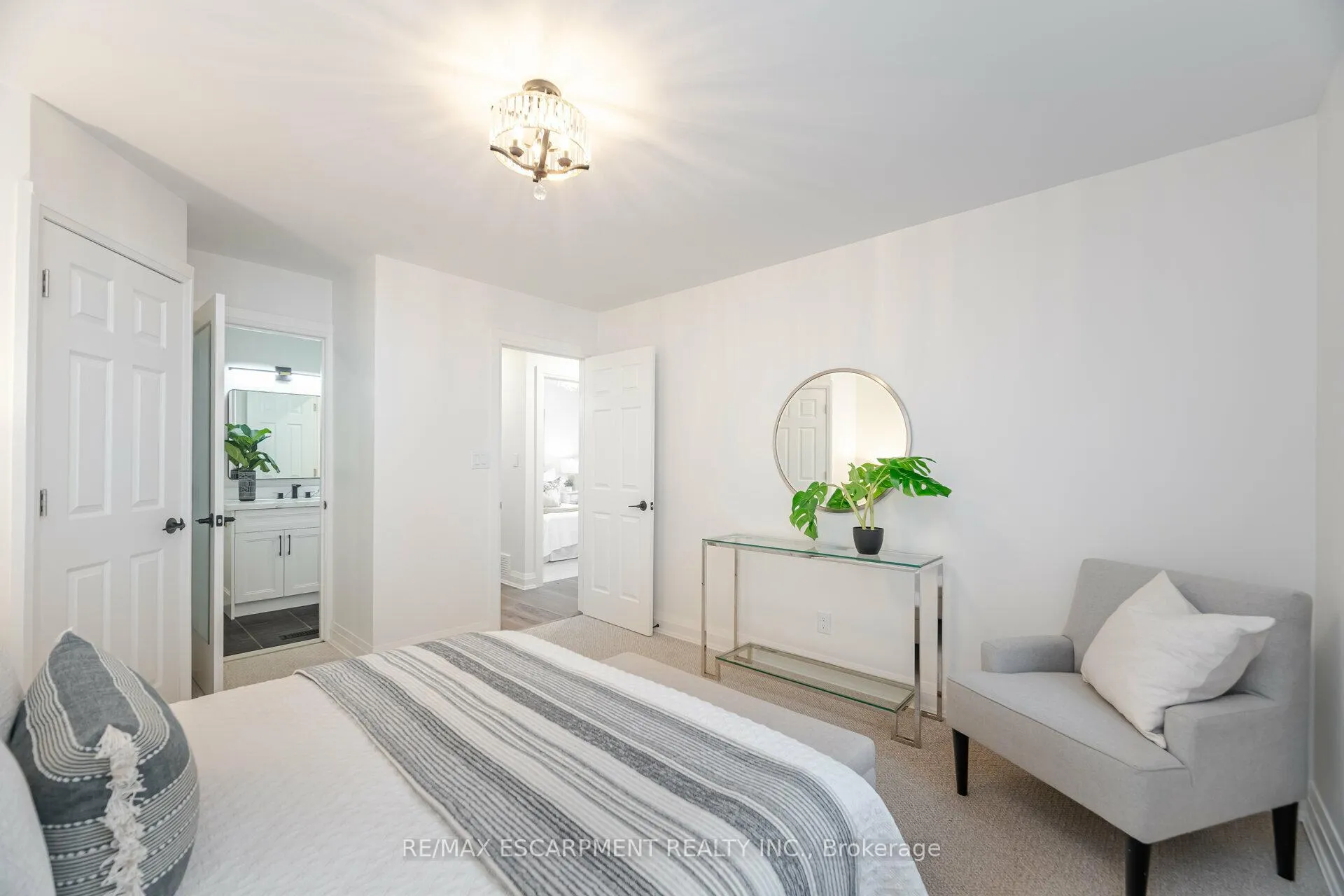 Photo 13 of 3150 Bentworth Drive, Burlington, Palmer — HOMEH