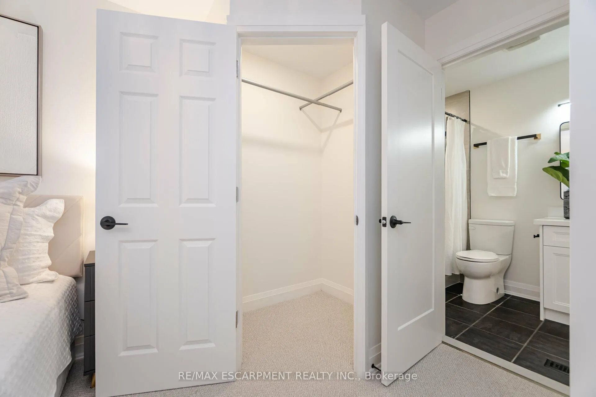 Photo 14 of 3150 Bentworth Drive, Burlington, Palmer — HOMEH
