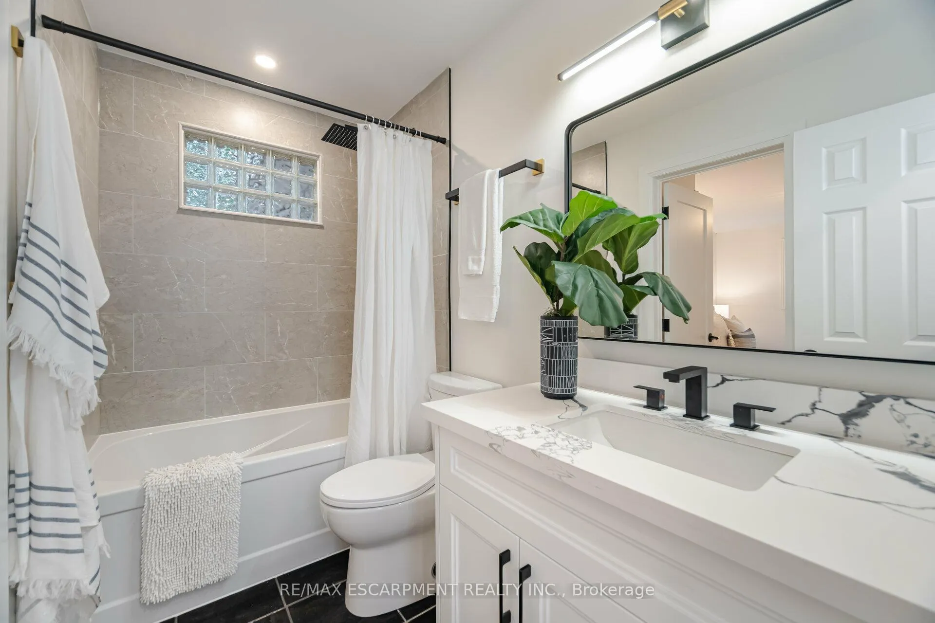 Photo 15 of 3150 Bentworth Drive, Burlington, Palmer — HOMEH