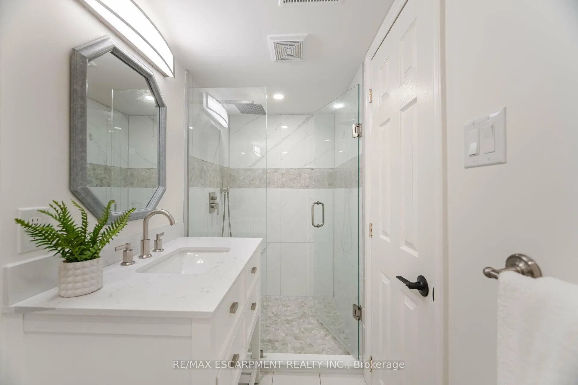Photo 32 of 3150 Bentworth Drive, Burlington, Palmer — HOMEH