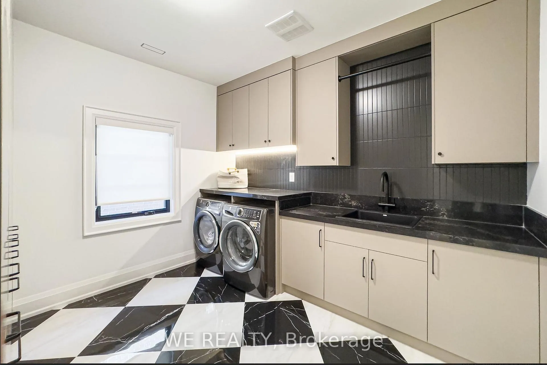 Photo 24 of 711 Hillview Crescent, Pickering, West Shore — HOMEH