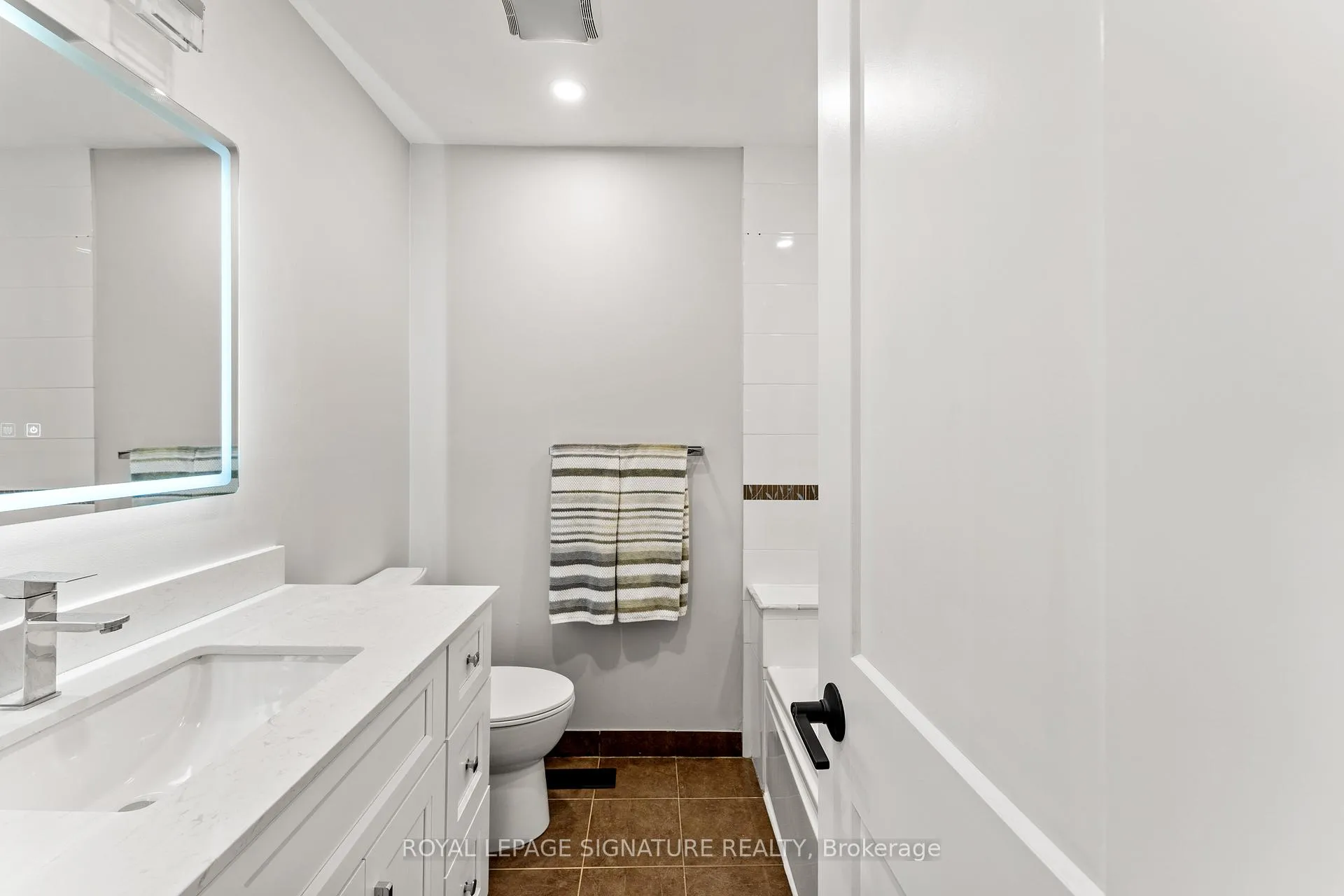 Photo 32 of 46 Marchwood Crescent, Richmond Hill, Harding — HOMEH