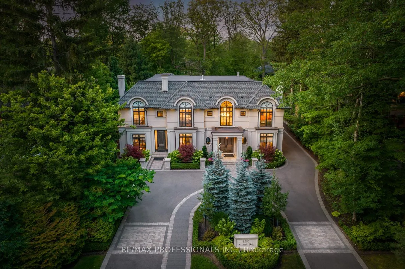 Front of 1285 Minaki Road