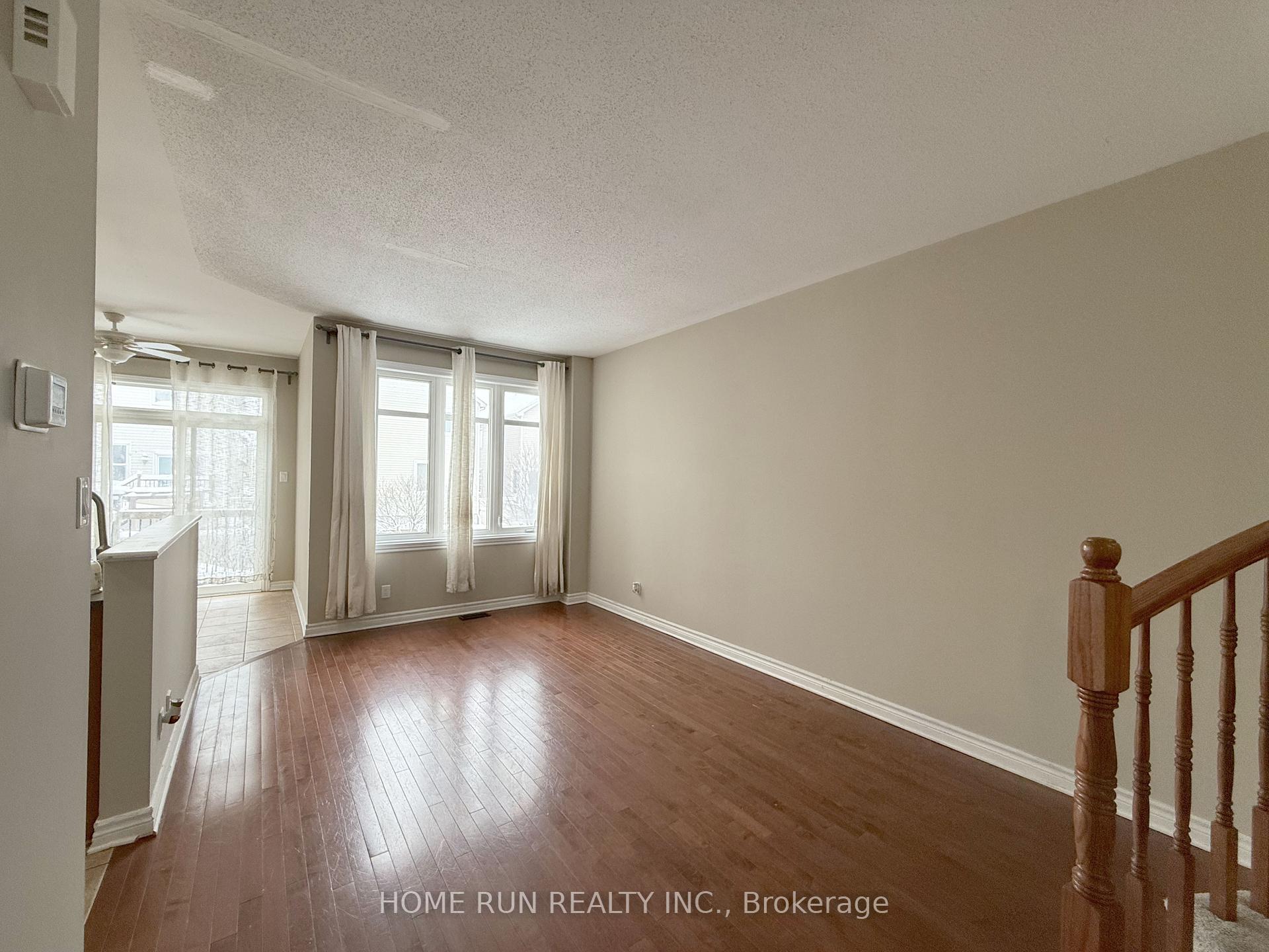 Photo 5 of 924 Cobble Hill Drive, Ottawa, Barrhaven - Cedargrove/Fraserdale — HOMEH