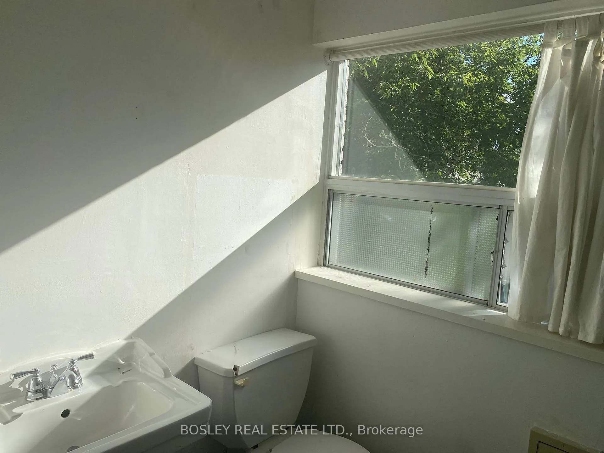Photo 10 of Unit upper, 154 R Galt Ave, Toronto, South Riverdale — HOMEH