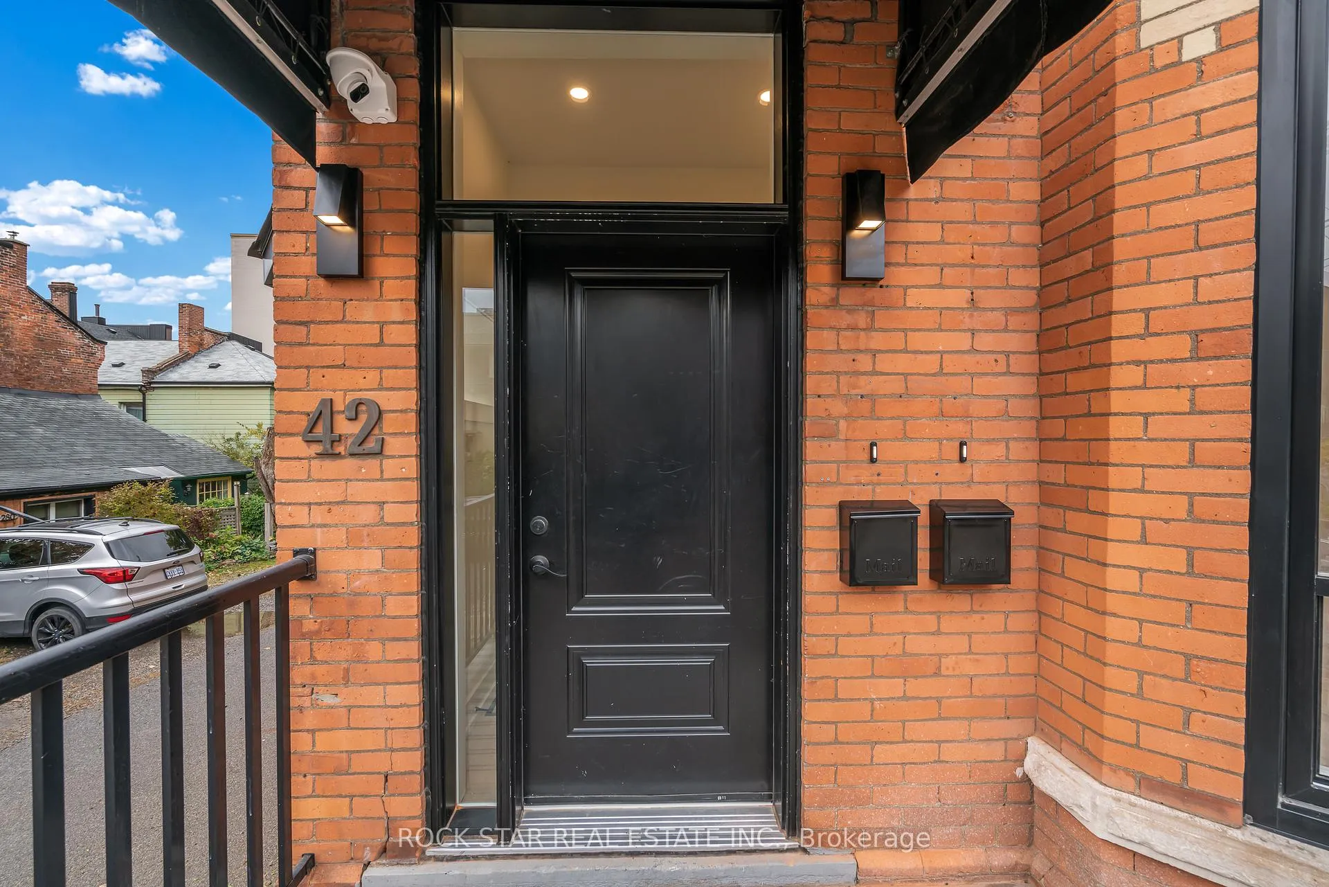 Photo 3 of 42 Ray Street S, Hamilton, Strathcona — HOMEH