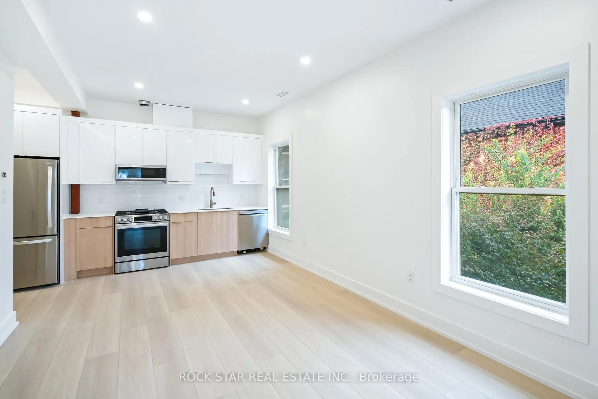 Photo 7 of 42 Ray Street S, Hamilton, Strathcona — HOMEH