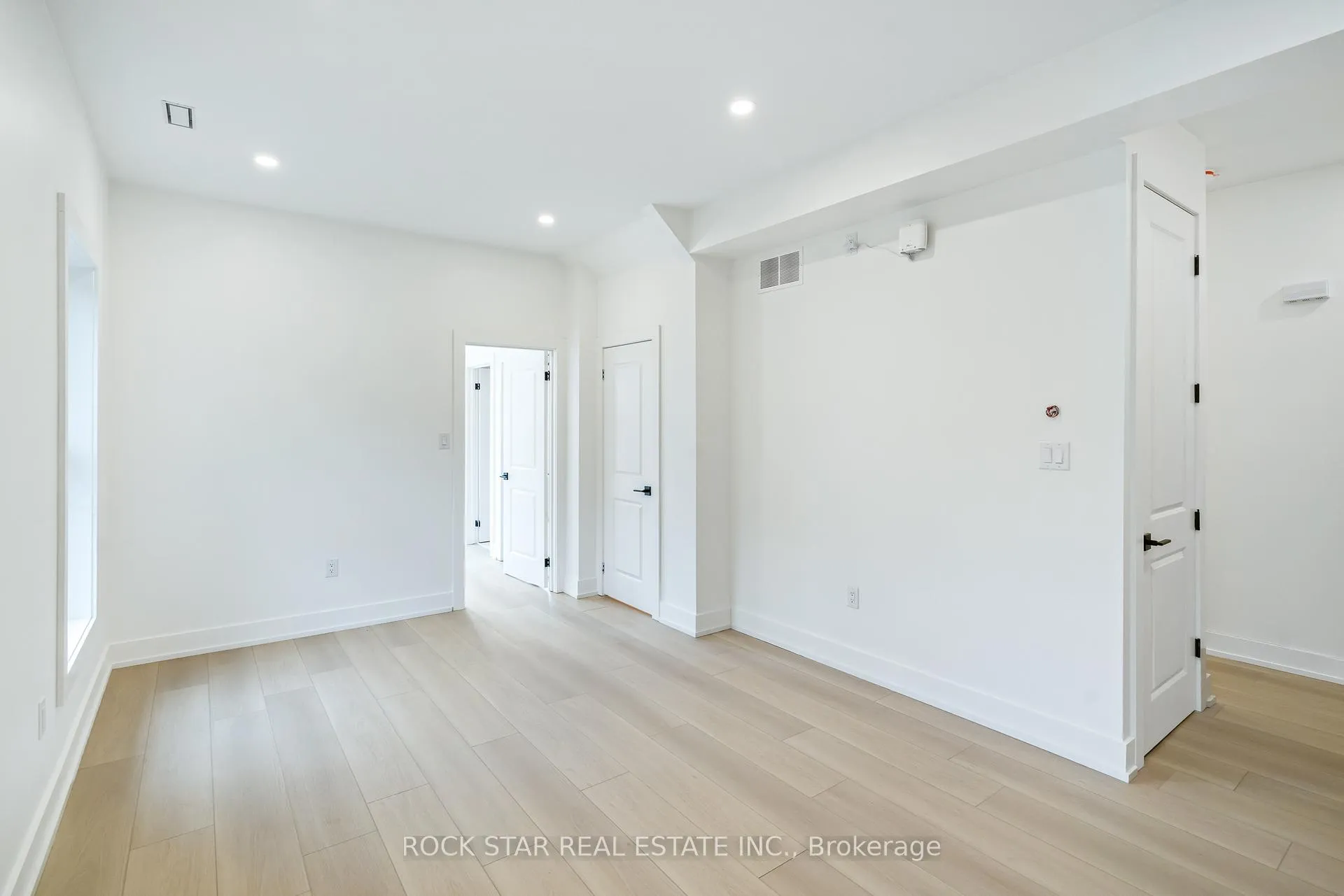 Photo 9 of 42 Ray Street S, Hamilton, Strathcona — HOMEH