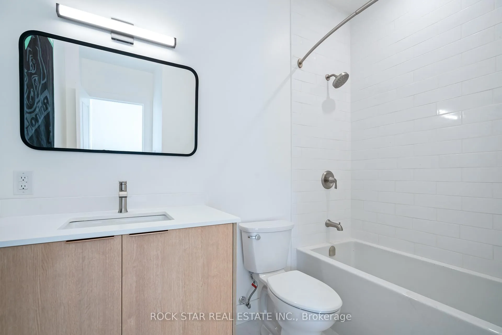 Photo 10 of 42 Ray Street S, Hamilton, Strathcona — HOMEH