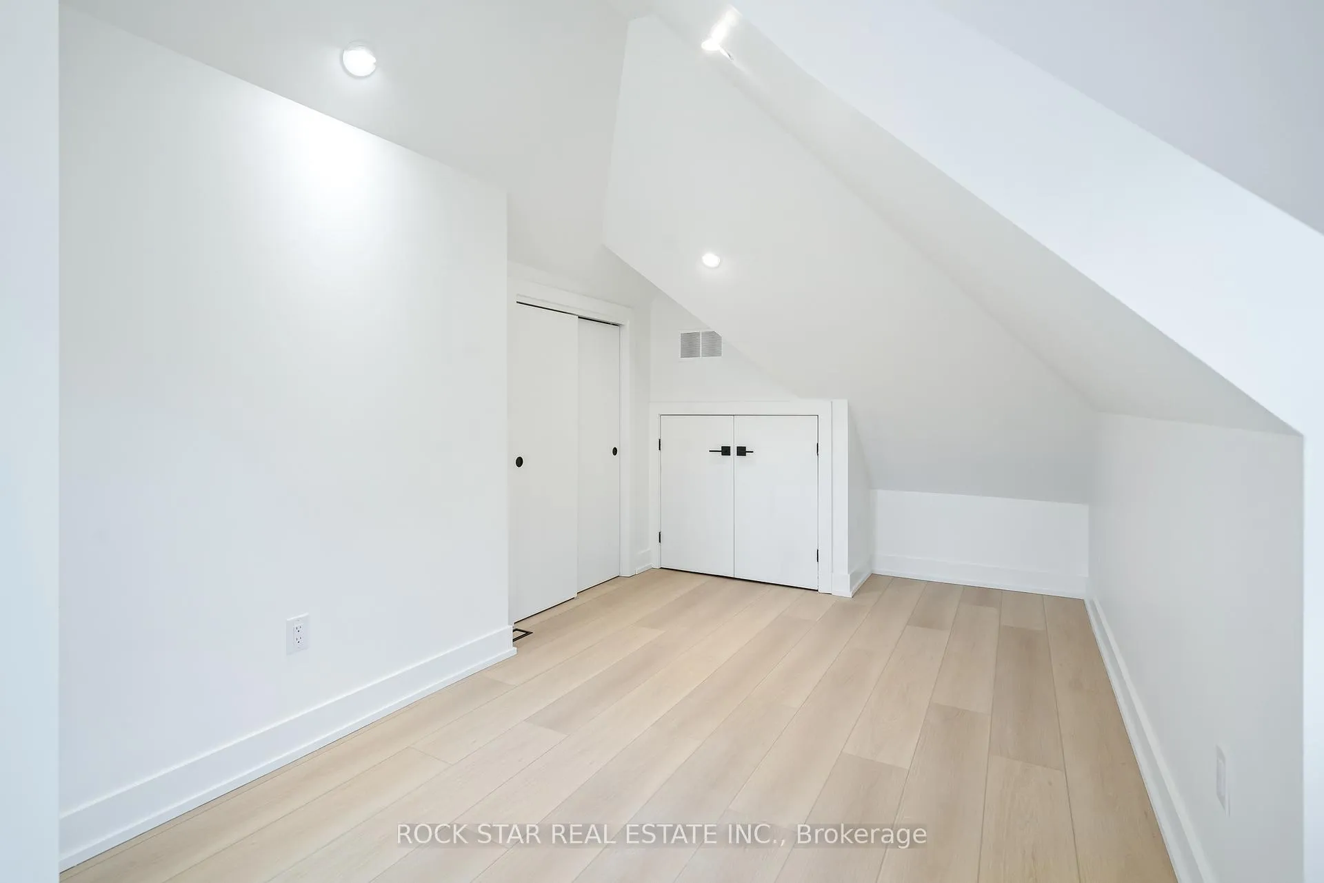Photo 12 of 42 Ray Street S, Hamilton, Strathcona — HOMEH