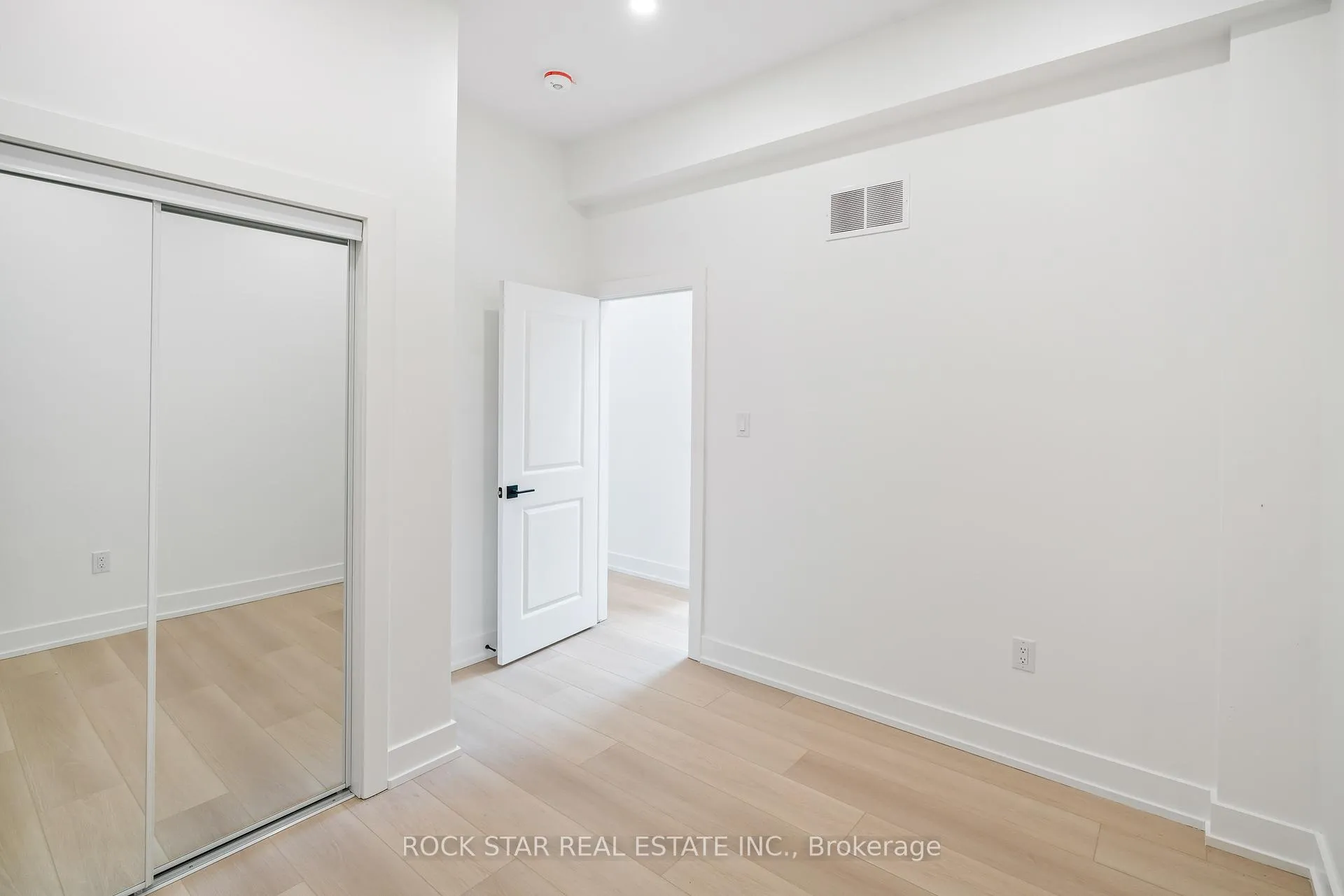 Photo 23 of 42 Ray Street S, Hamilton, Strathcona — HOMEH
