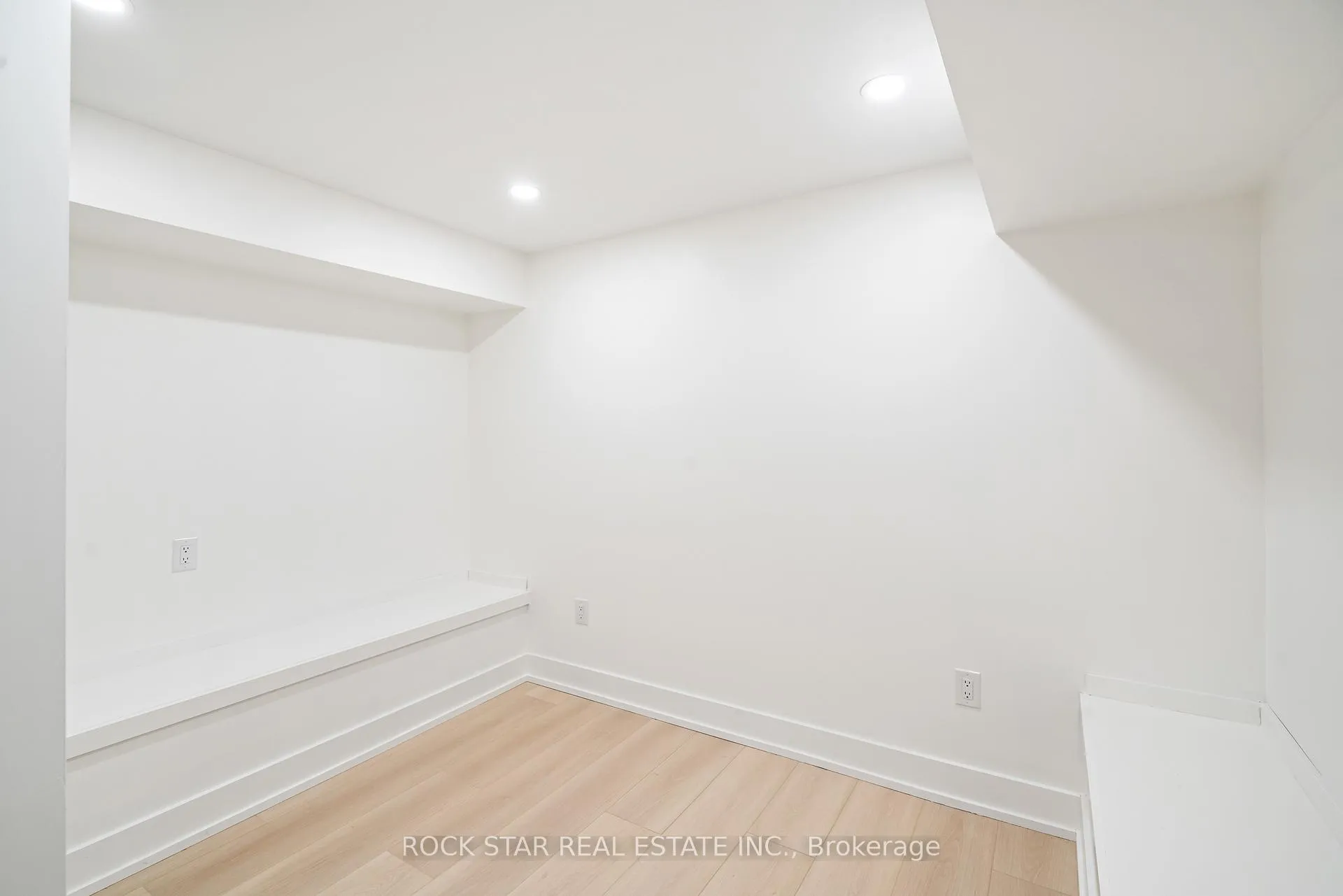 Photo 26 of 42 Ray Street S, Hamilton, Strathcona — HOMEH
