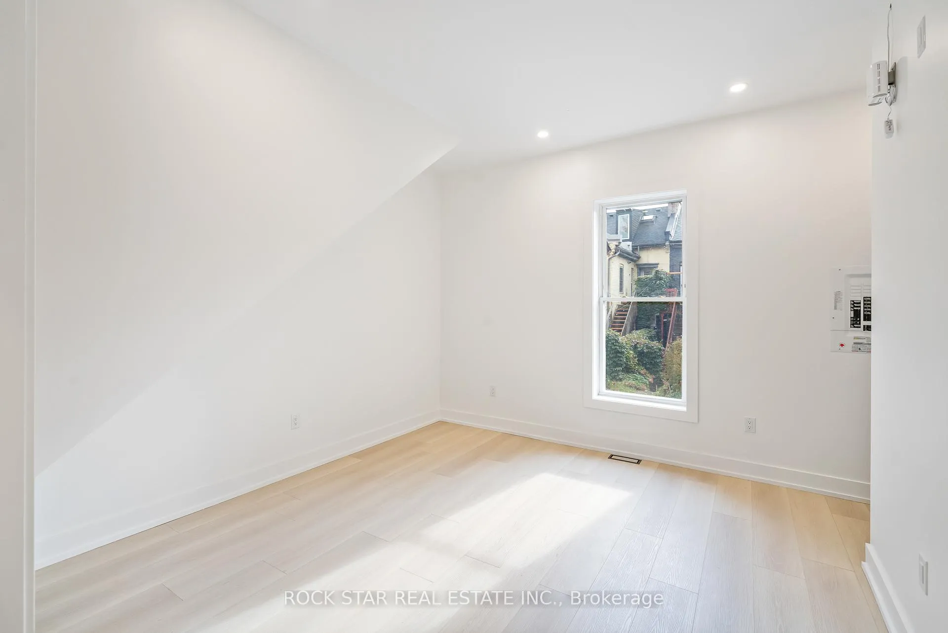 Photo 44 of 42 Ray Street S, Hamilton, Strathcona — HOMEH