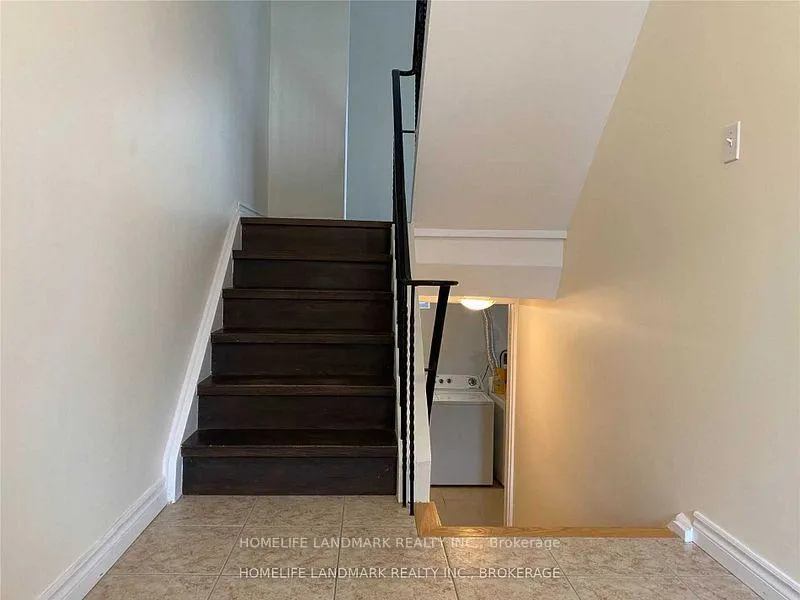 Photo 3 of 16 New Port Way, Markham, Thornhill — HOMEH