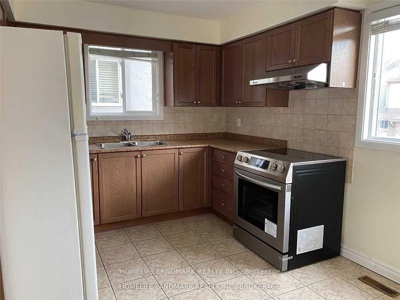 Photo 9 of 16 New Port Way, Markham, Thornhill — HOMEH