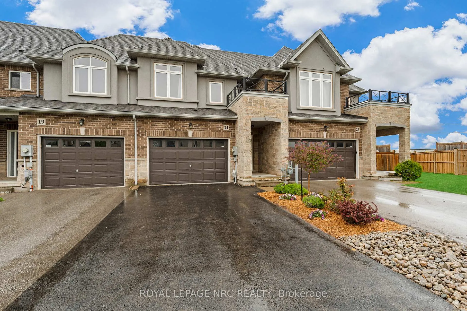 Photo 2 of 21 Pinot Crescent, Hamilton, Stoney Creek — HOMEH