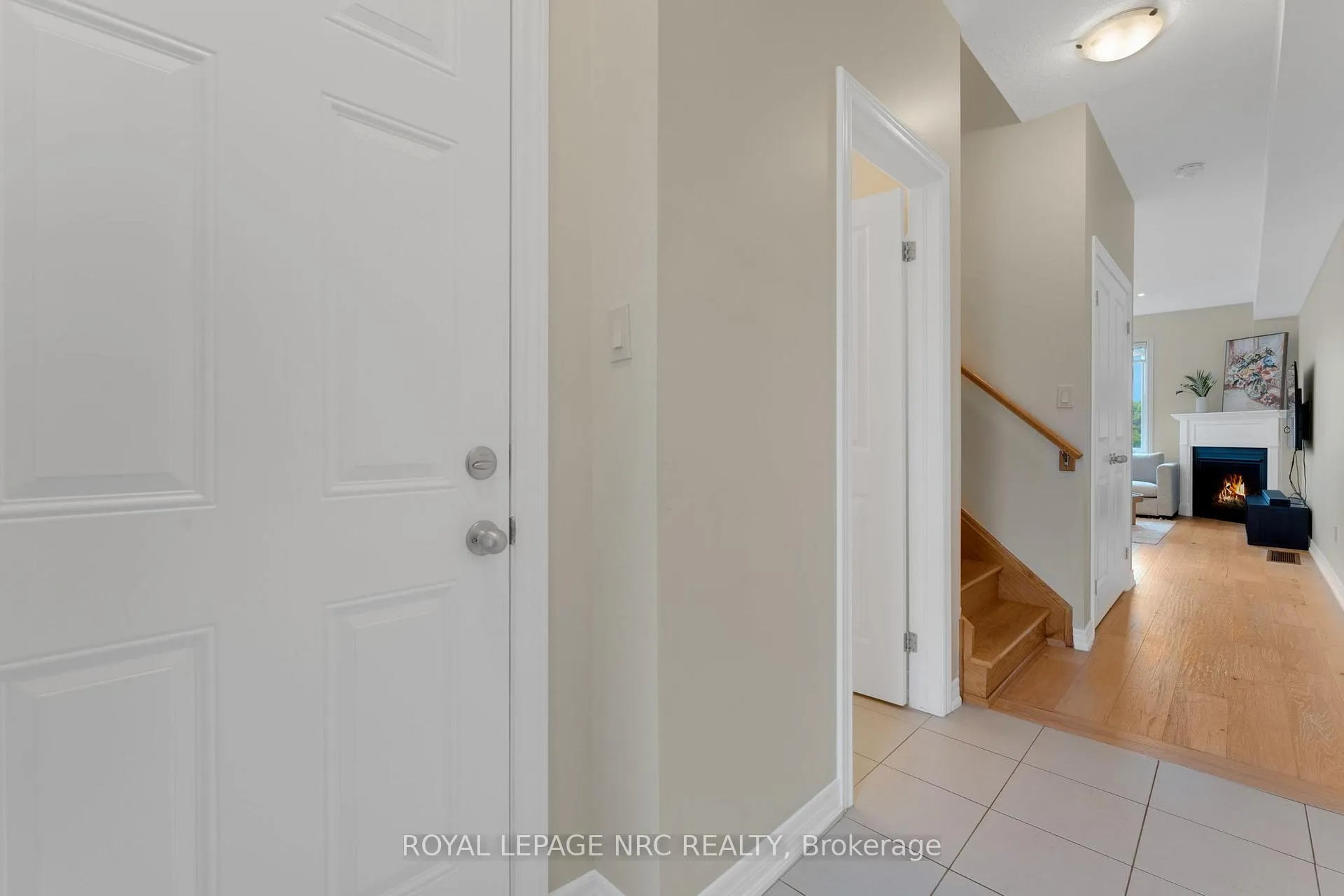 Photo 3 of 21 Pinot Crescent, Hamilton, Stoney Creek — HOMEH