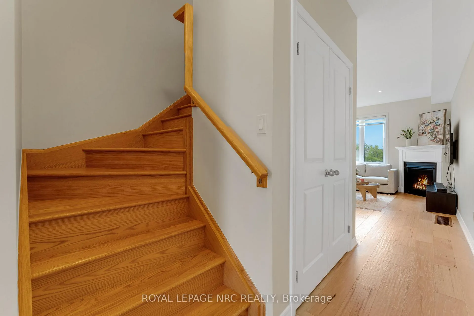 Photo 4 of 21 Pinot Crescent, Hamilton, Stoney Creek — HOMEH