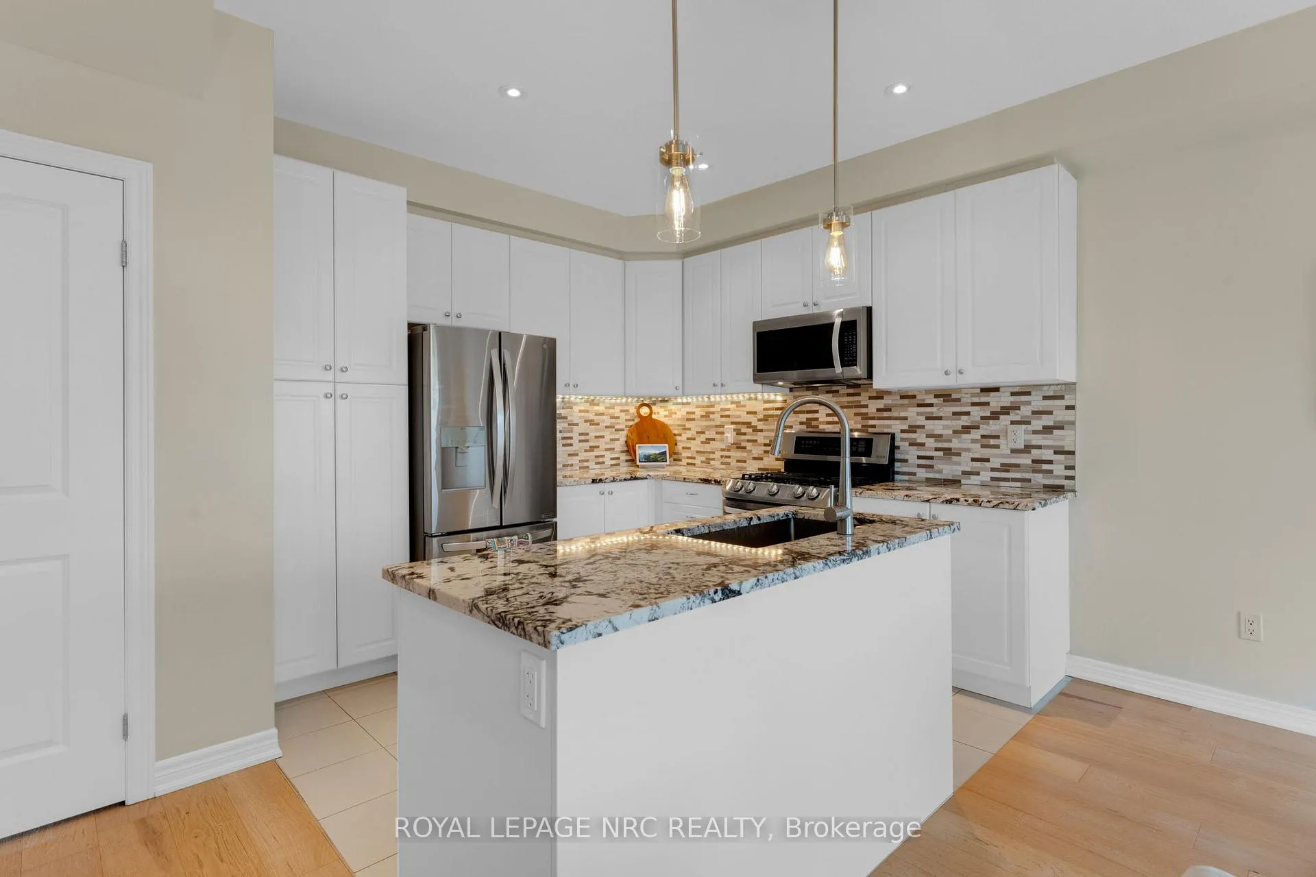 Photo 6 of 21 Pinot Crescent, Hamilton, Stoney Creek — HOMEH